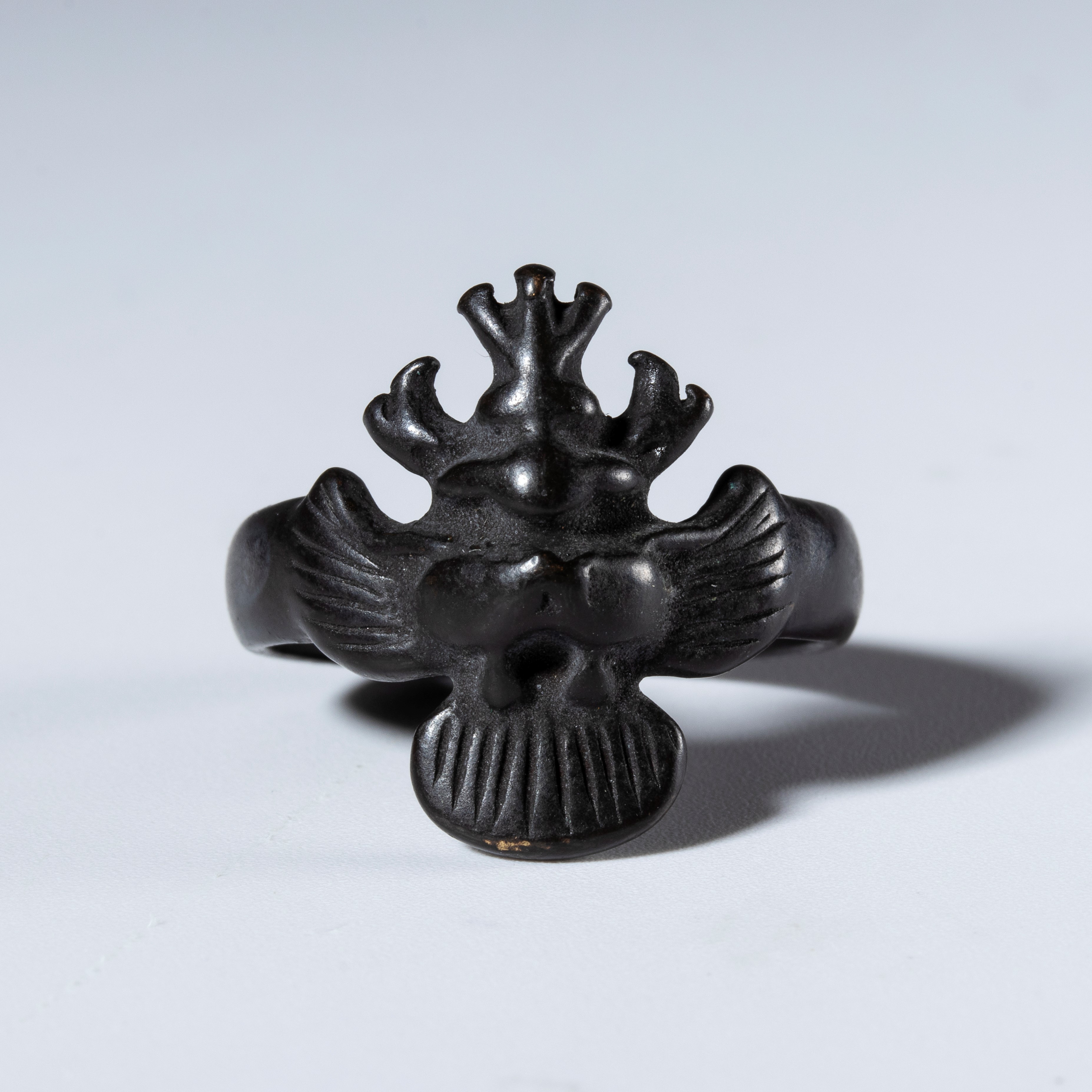 Anello amuleto in lega di rame con divinità Garuda. Tibet, XVIII secolo