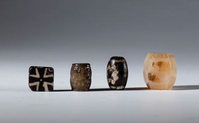 Quattro perle in agata e giada, Tibet e Cina, XIX secolo