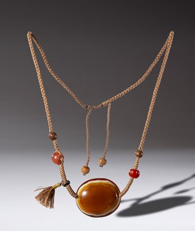 Lukmik, Collana con perla piatta e elementi in agata zonata, corniola, legno, osso e argento, Tib...
