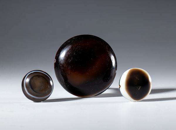 Lot of three flat Lukmik zoned agate beads. Tibet, 19th century