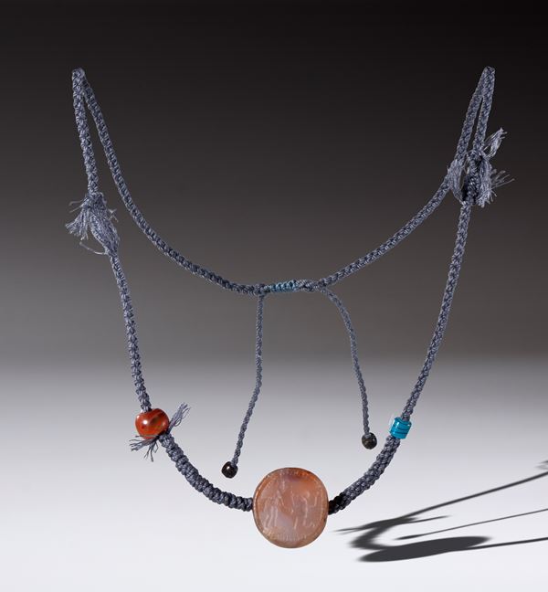 Collana con sigillo in stile Sasanide in agata e perla in corniola. Asia Centrale, XX secolo
