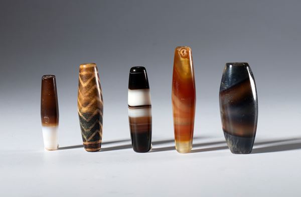 A lot of five zoned agate and petrified wood beads. Tibet, 16th to 19th century.