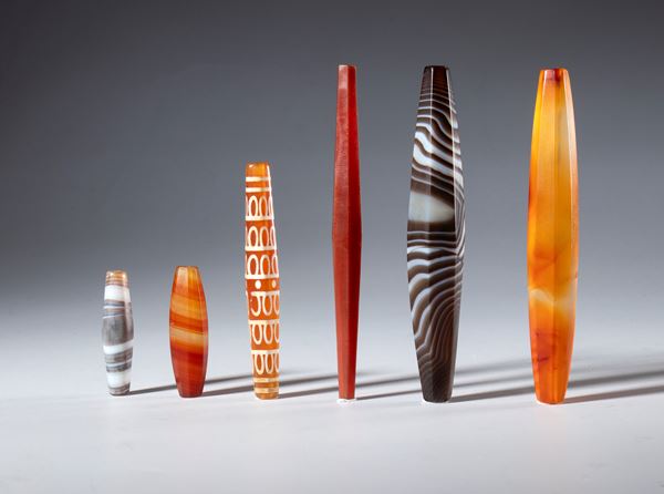 A lot of six tubular beads in zoned agate and carnelian. Tibet, 19th century.