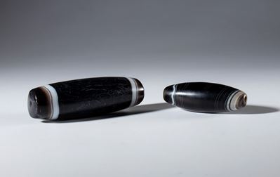 Lotto di due perle tubolari, agata zonata bianco-nera, Tibet, XIX secolo
