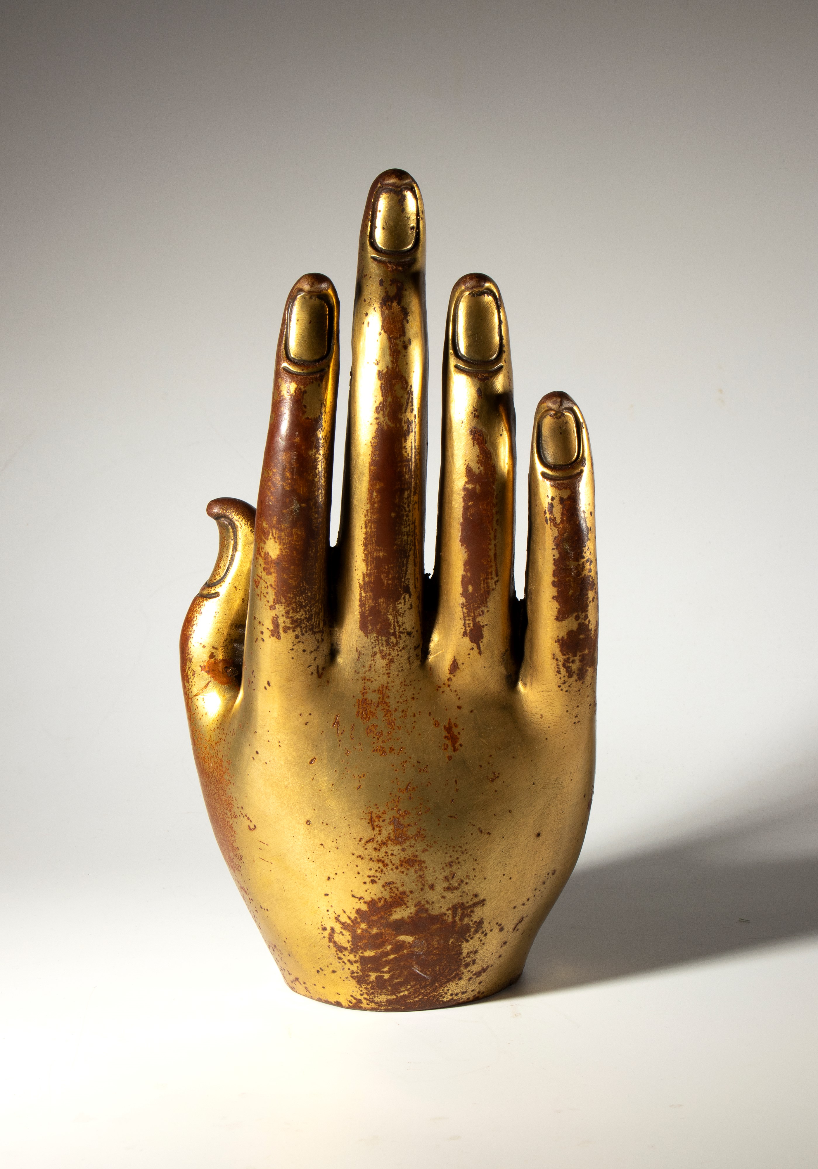 Mano di Buddha in rame parzialmente dorato. Al centro del palmo la ruota del dharma. Birmania, XX...
