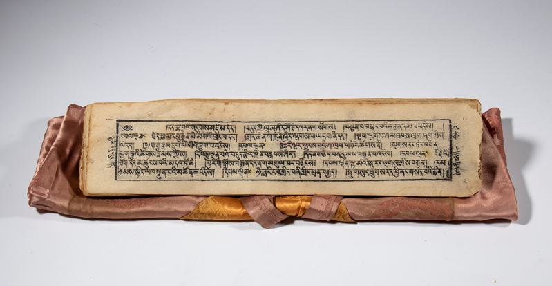 Libro di scritture buddhiste usato per copiare e leggere testi sacri. Inchiostro xilografico su c...
