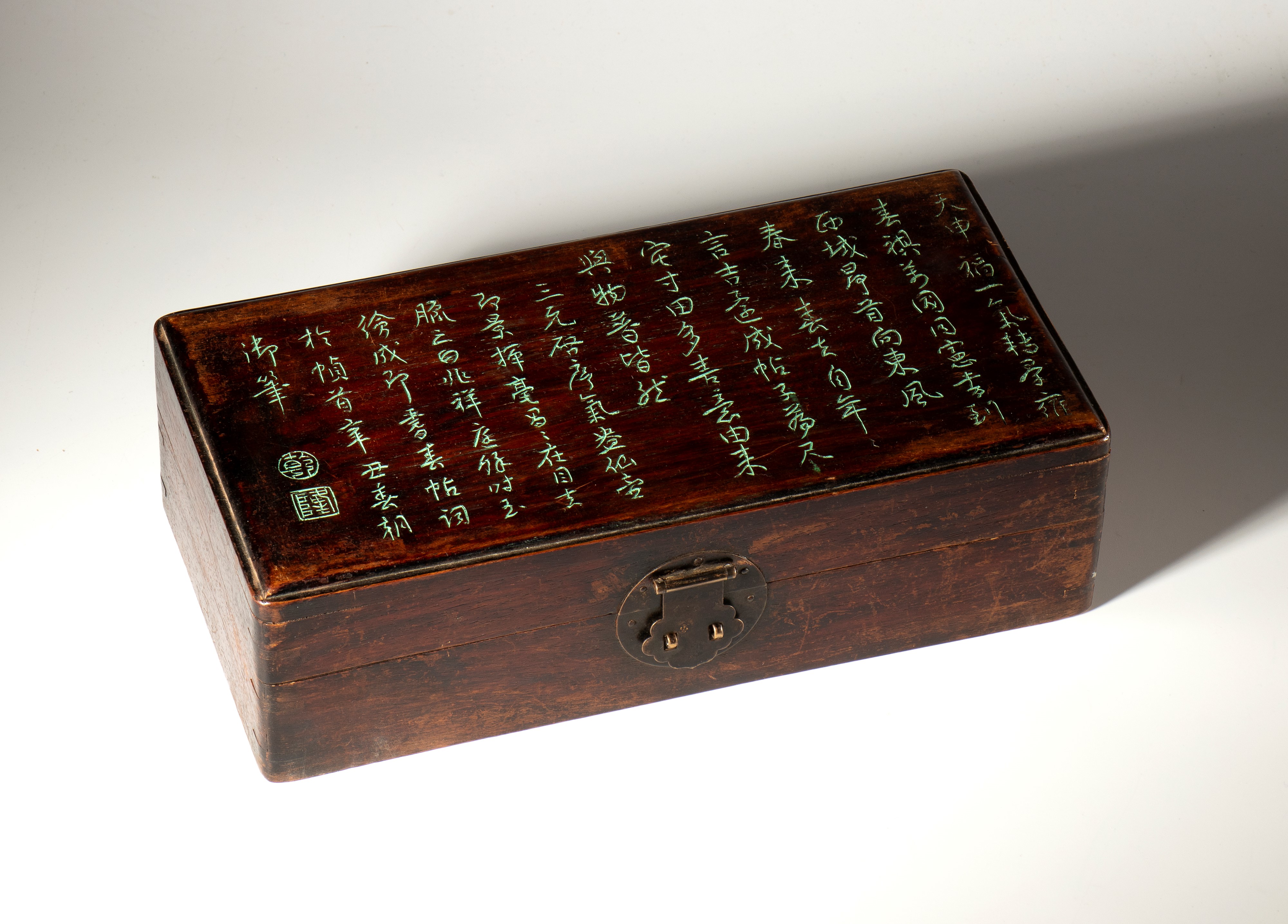 Cina (dinastia Qing), Scatola in palissandro con testo poetico inciso e pigmento turchese, XIX se...