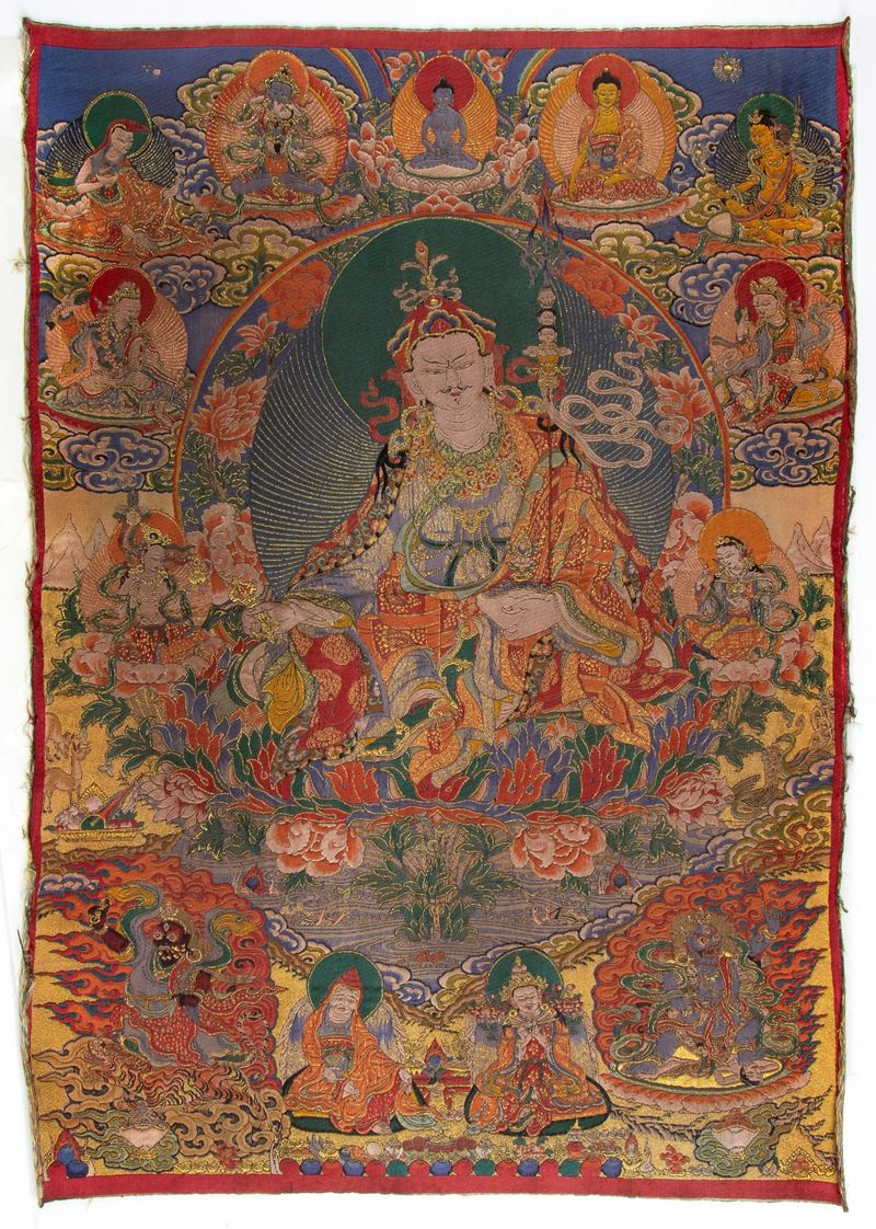 Thangka buddhista raffigurante Guru Padmasambhava tra Bodhisatva e Divinità terrifiche. Arazzo ja...