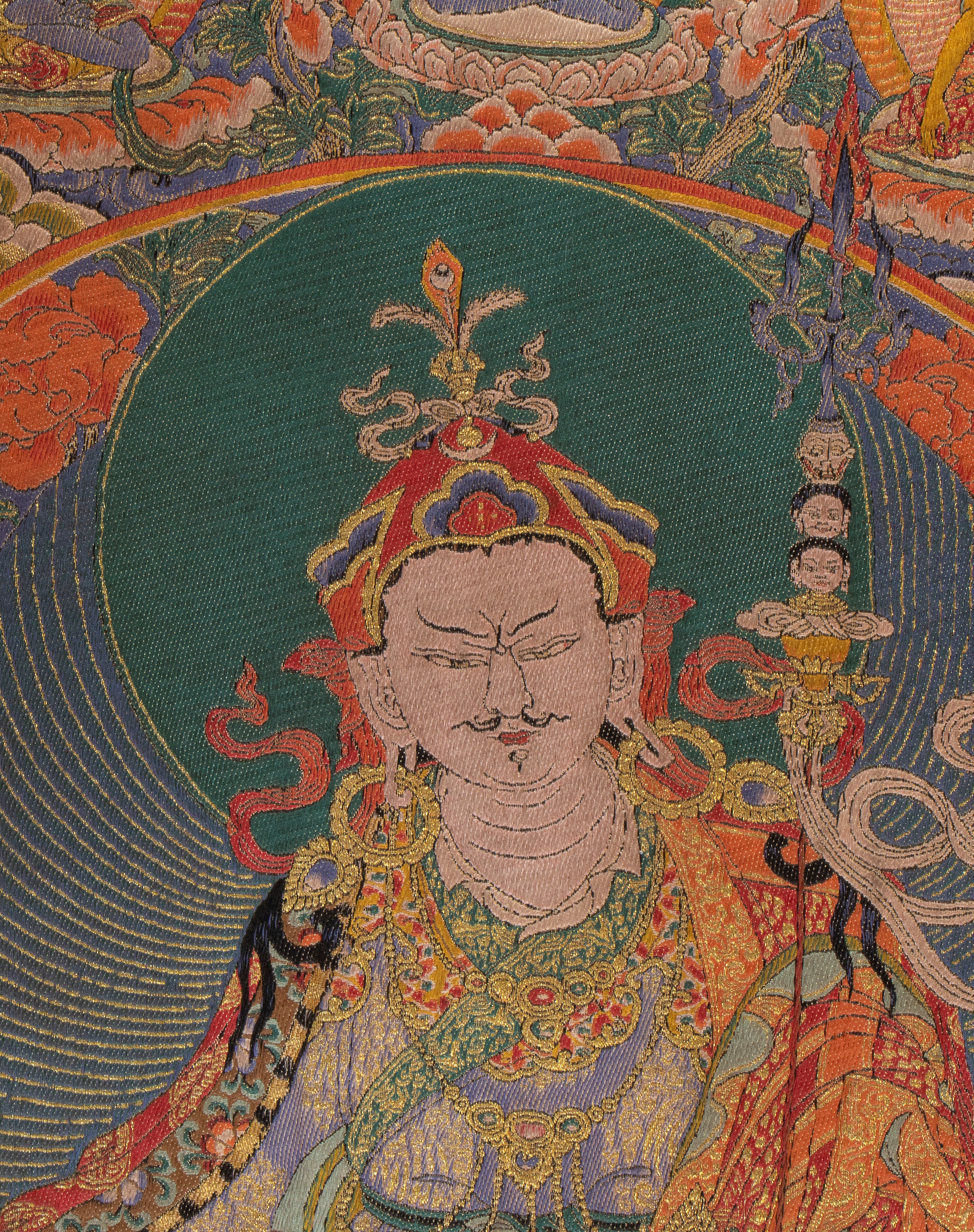 Thangka buddhista raffigurante Guru Padmasambhava tra Bodhisatva e Divinità terrifiche. Arazzo ja...
