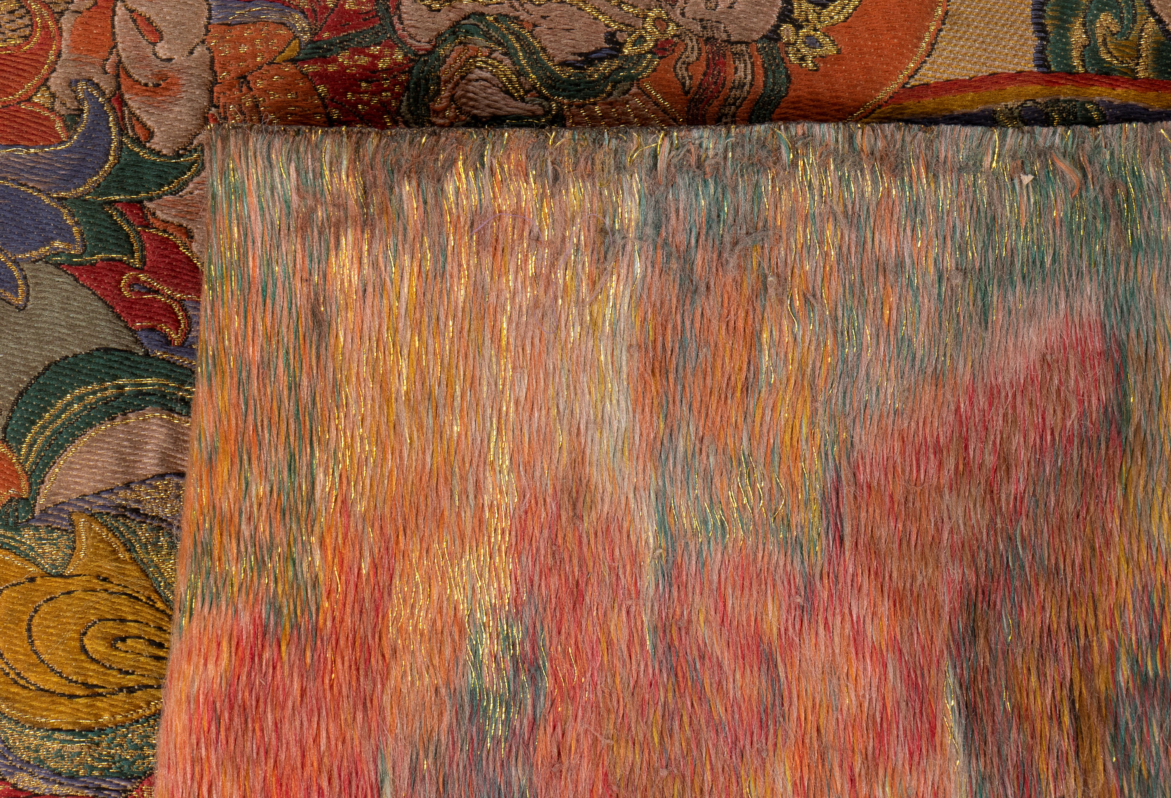 Thangka buddhista raffigurante Guru Padmasambhava tra Bodhisatva e Divinità terrifiche. Arazzo ja...