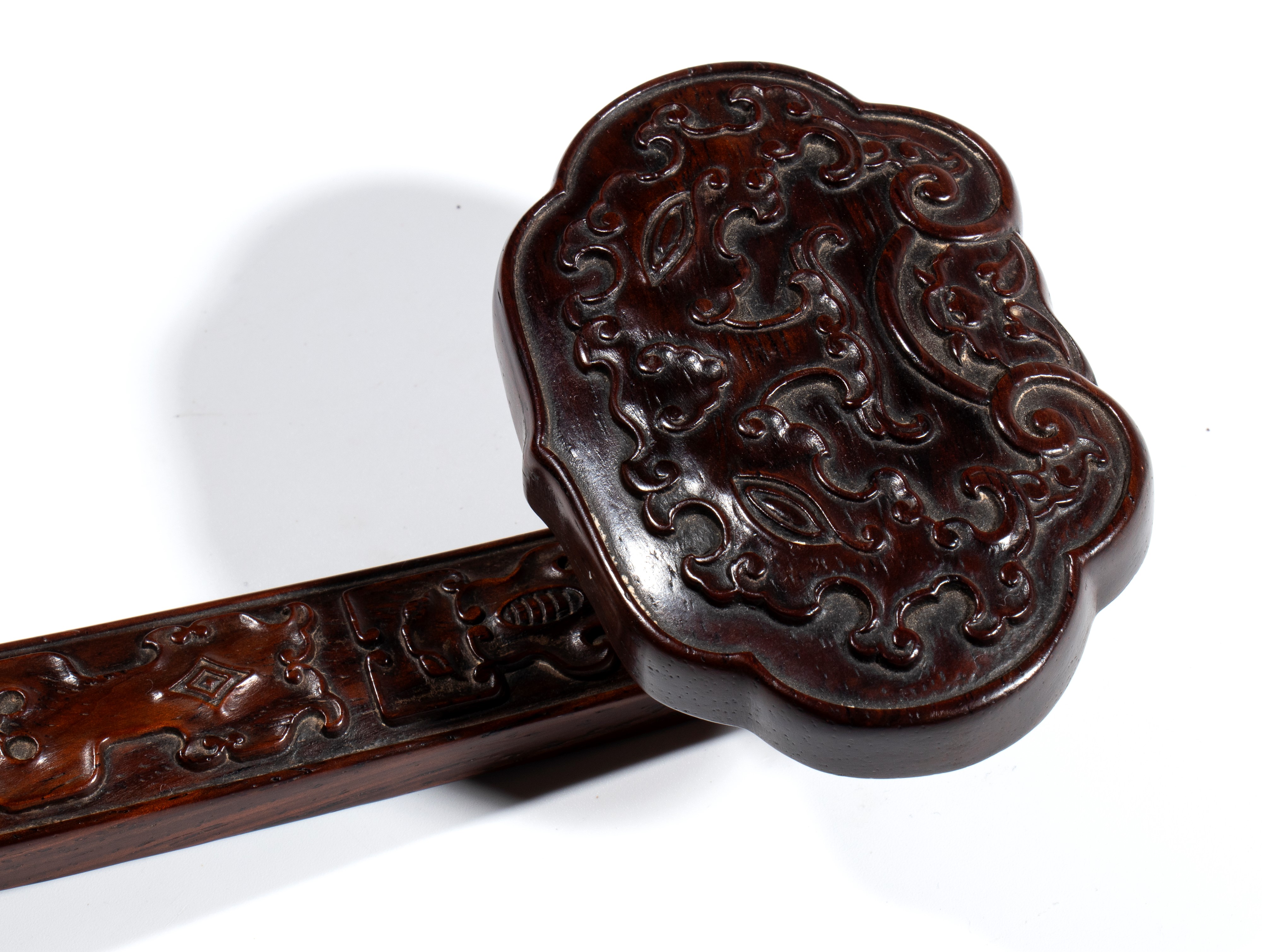 Scettro Ruyi, legno finemente scolpito con decorazioni in stile arcaico, Cina, dinastia Qing (XVI...