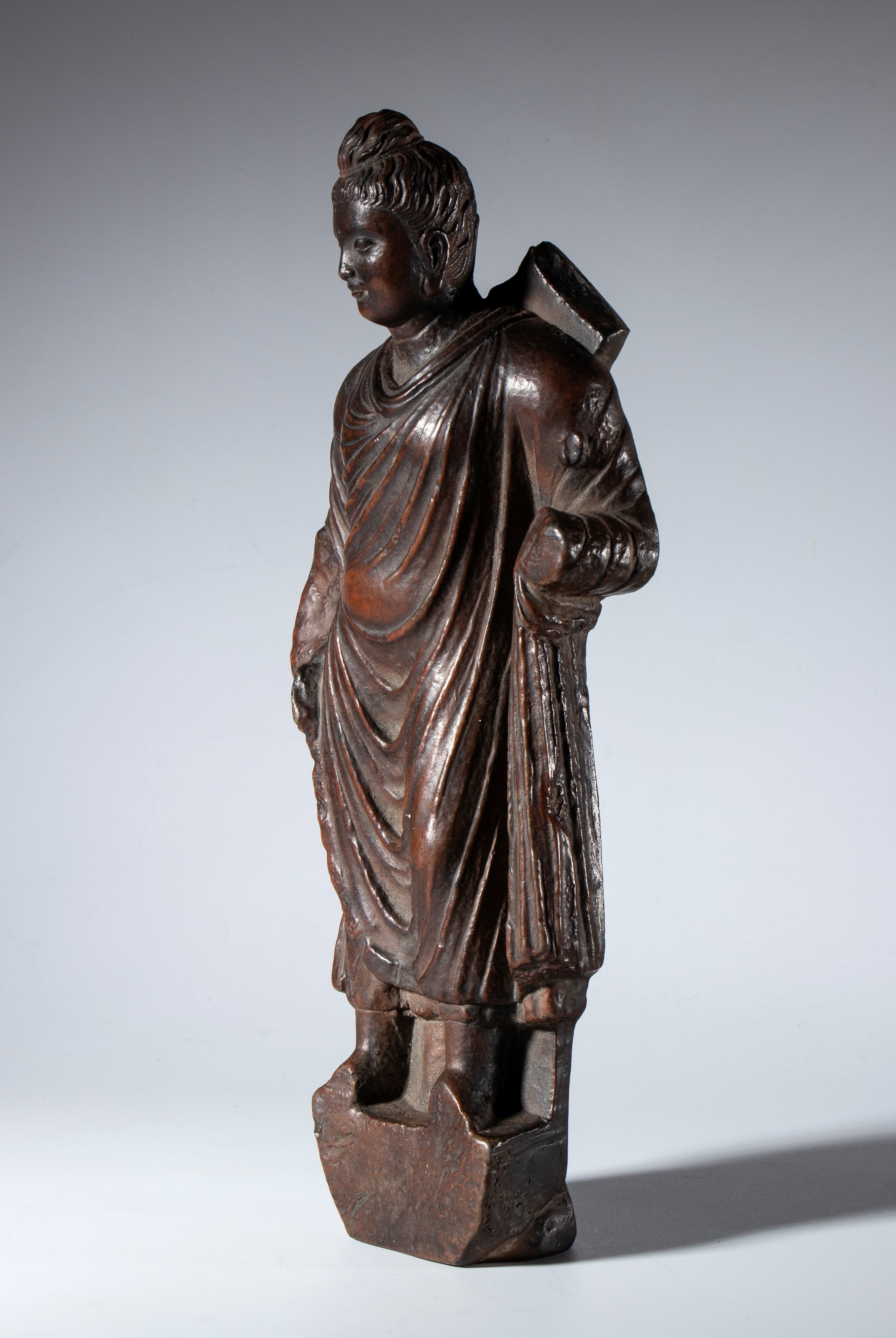 Statua di Buddha in stile Gandahara. Stucco patinato. Pakistan, XIX secolo