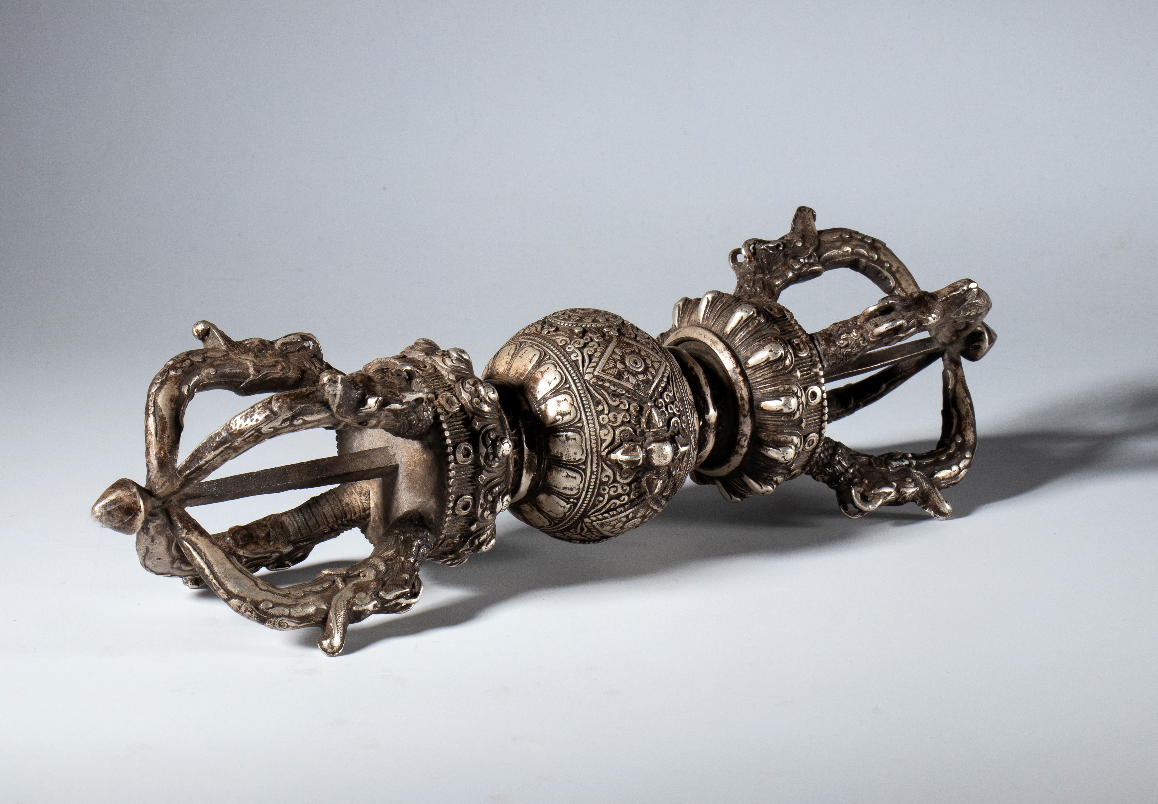 Vajra rituale in lega di rame argentato. Tibet, XIX secolo