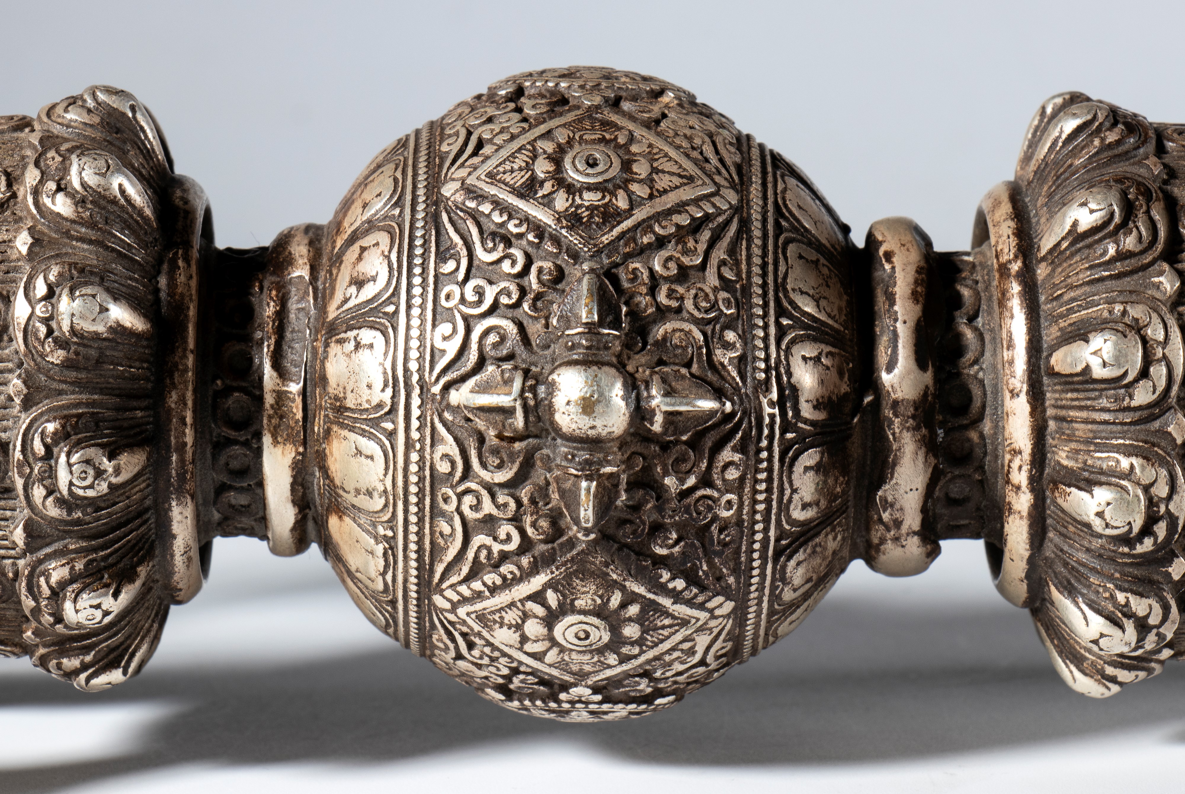 Vajra rituale in lega di rame argentato. Tibet, XIX secolo