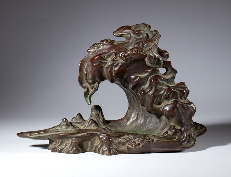 Scultura in lega di rame raffigurante una roccia tre le nuvole. Cina, XX secolo