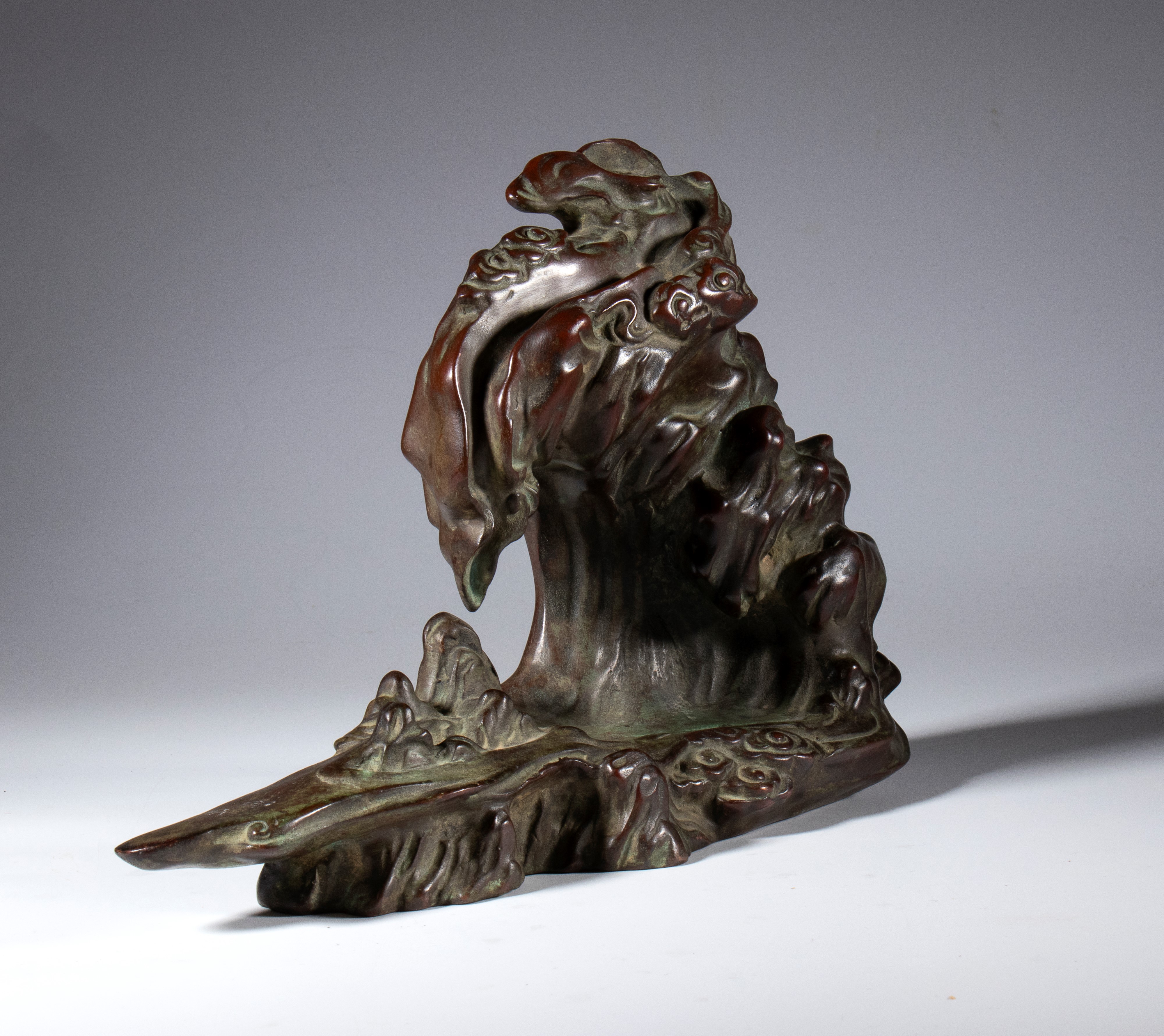 Scultura in lega di rame raffigurante una roccia tre le nuvole. Cina, XX secolo