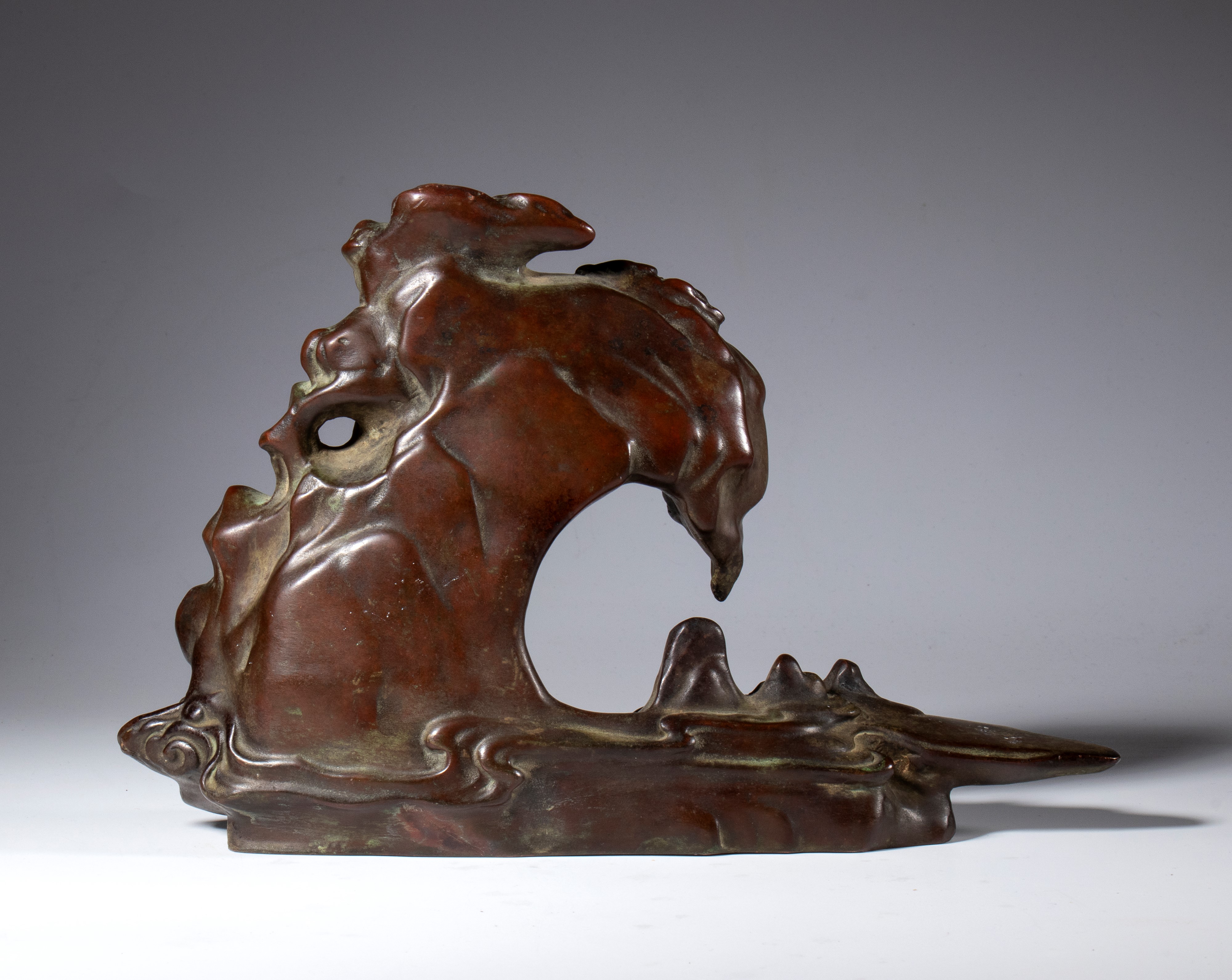 Scultura in lega di rame raffigurante una roccia tre le nuvole. Cina, XX secolo
