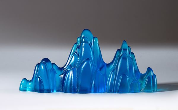 A mountain-shaped brush holder in cobalt blue glass. China, 20th century.