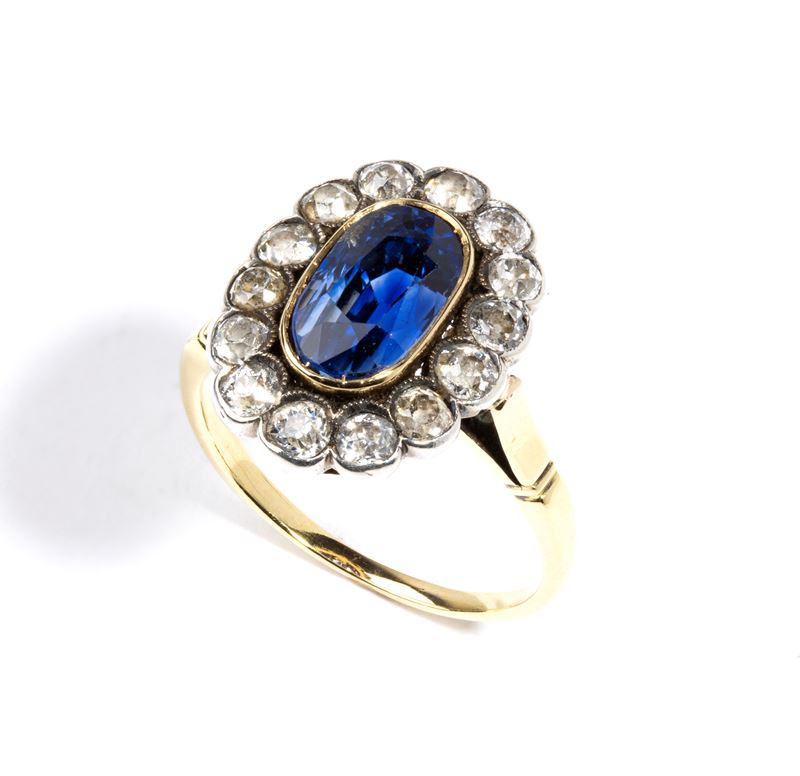 Anni ’20, Anello in oro e argento a fiore con zaffiro Ceylon e diamanti