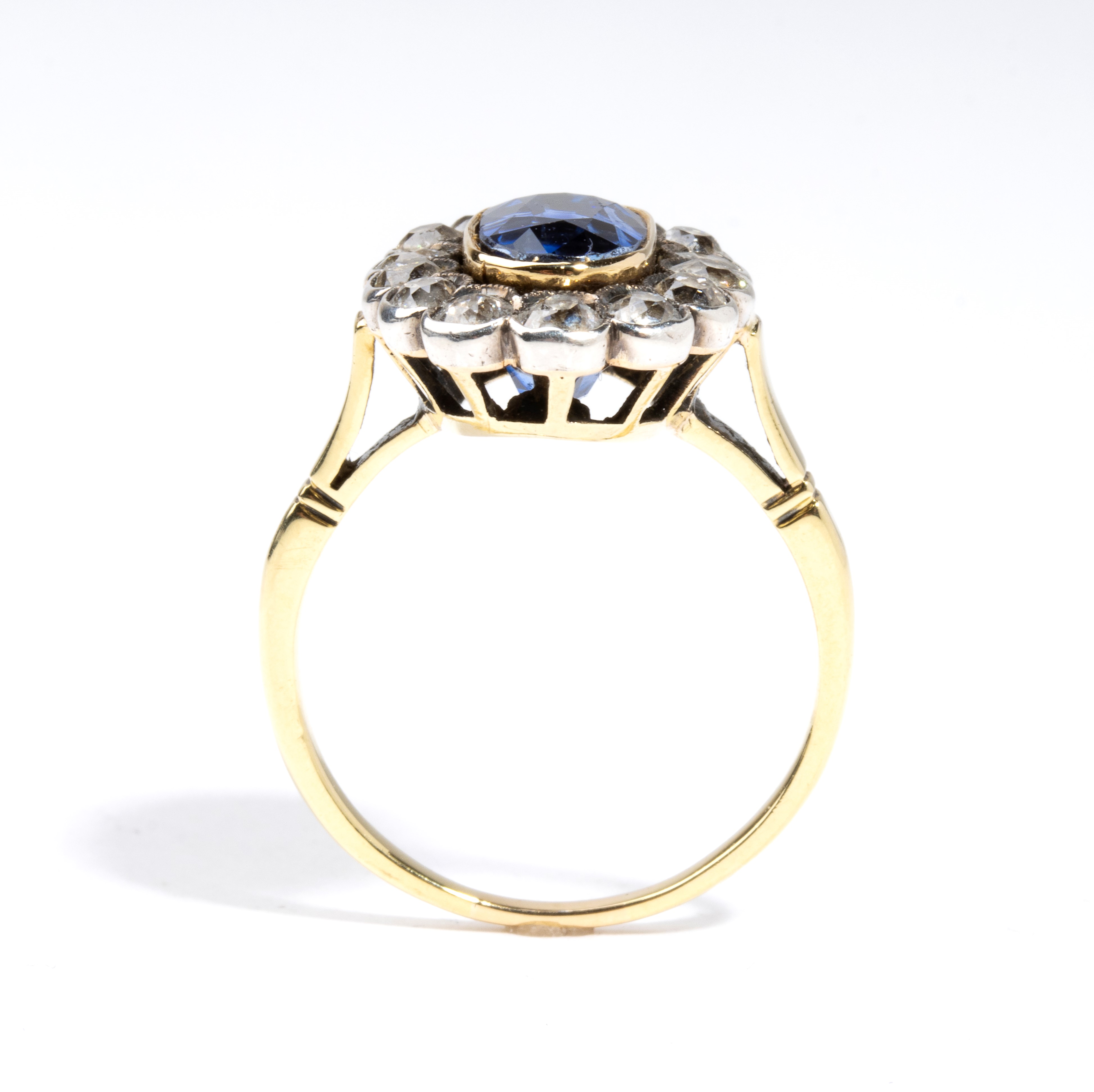 Anni ’20, Anello in oro e argento a fiore con zaffiro Ceylon e diamanti
