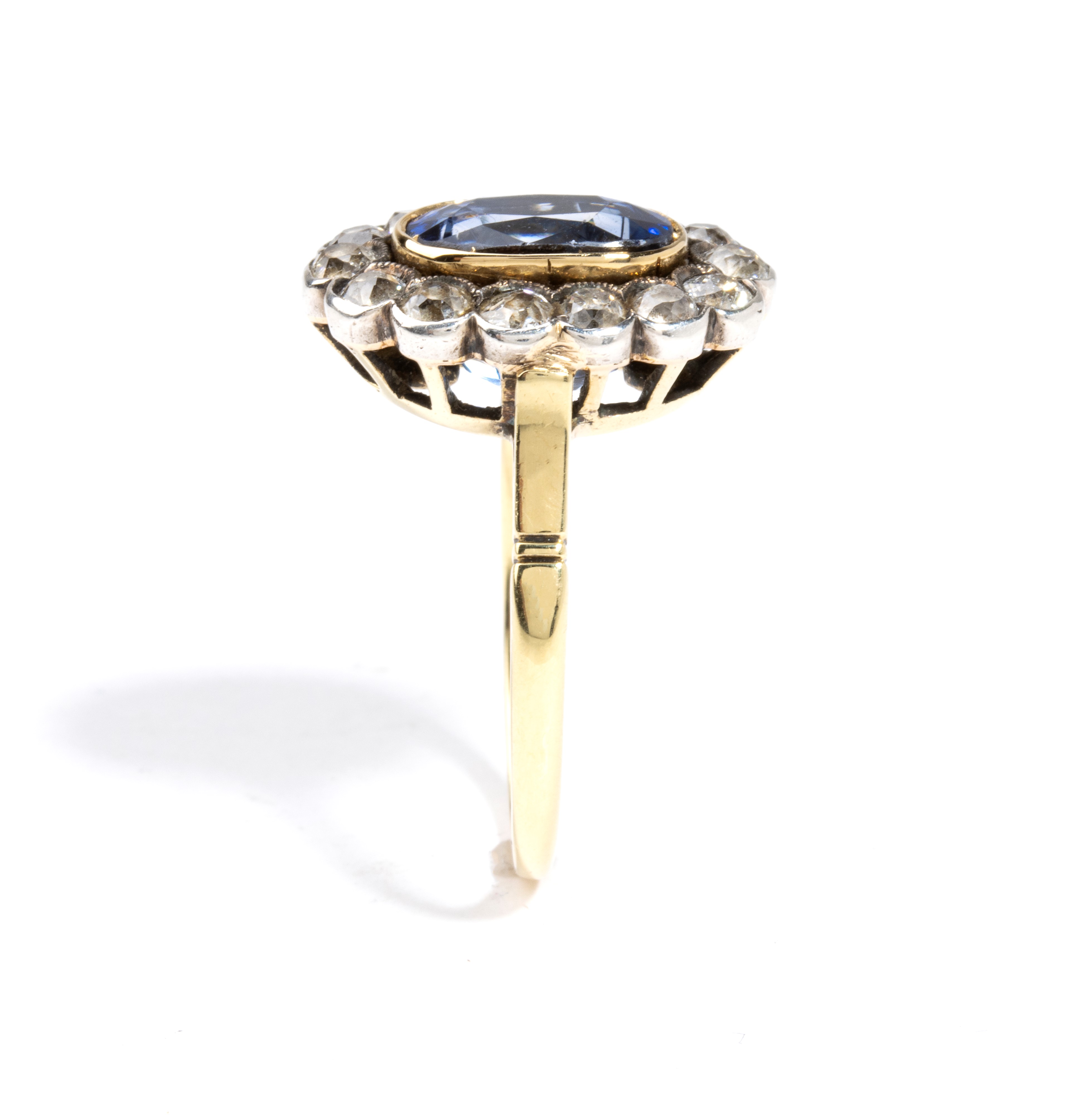 Anni ’20, Anello in oro e argento a fiore con zaffiro Ceylon e diamanti