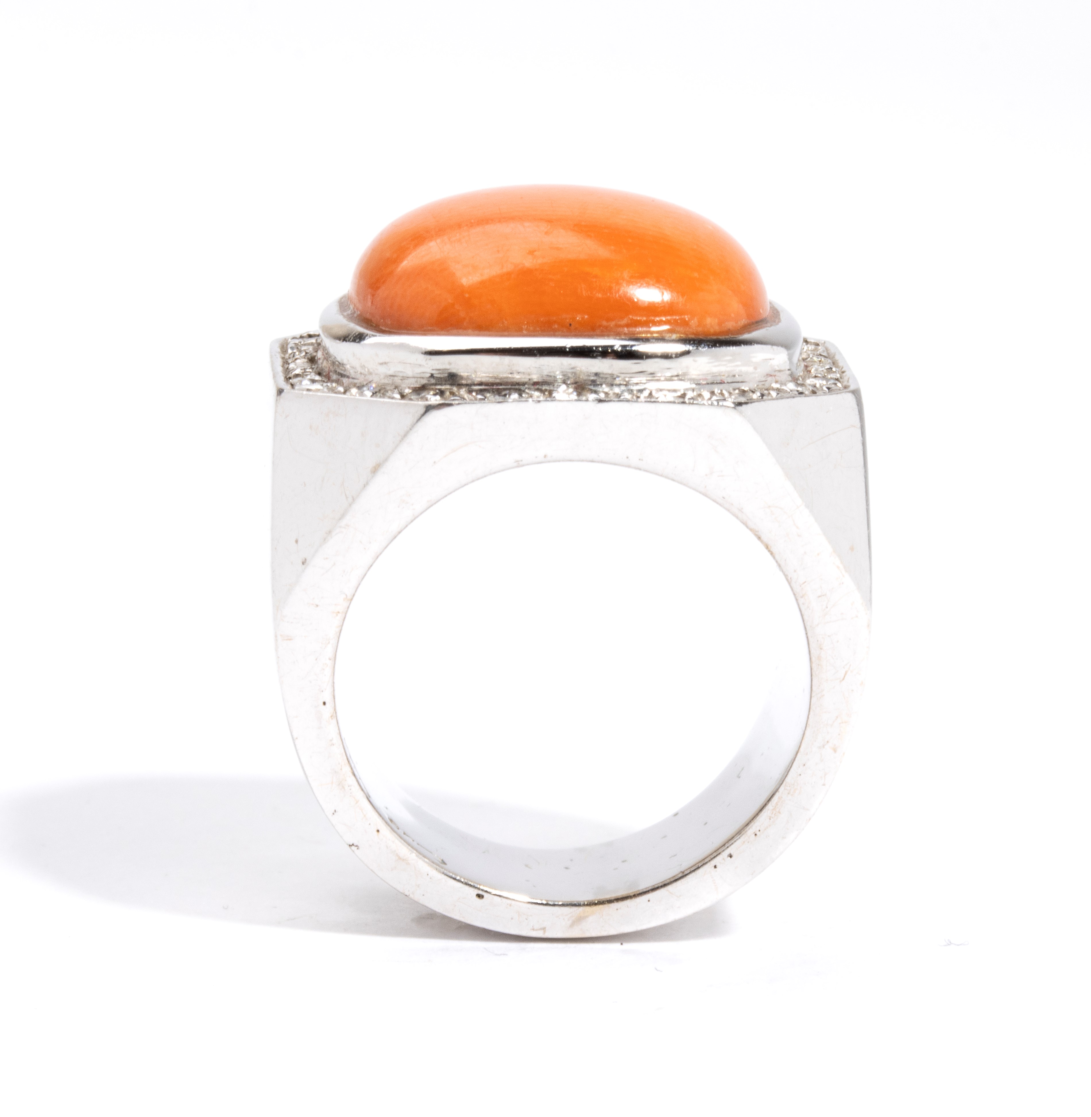 Anello a fascia in oro con diamanti e corallo