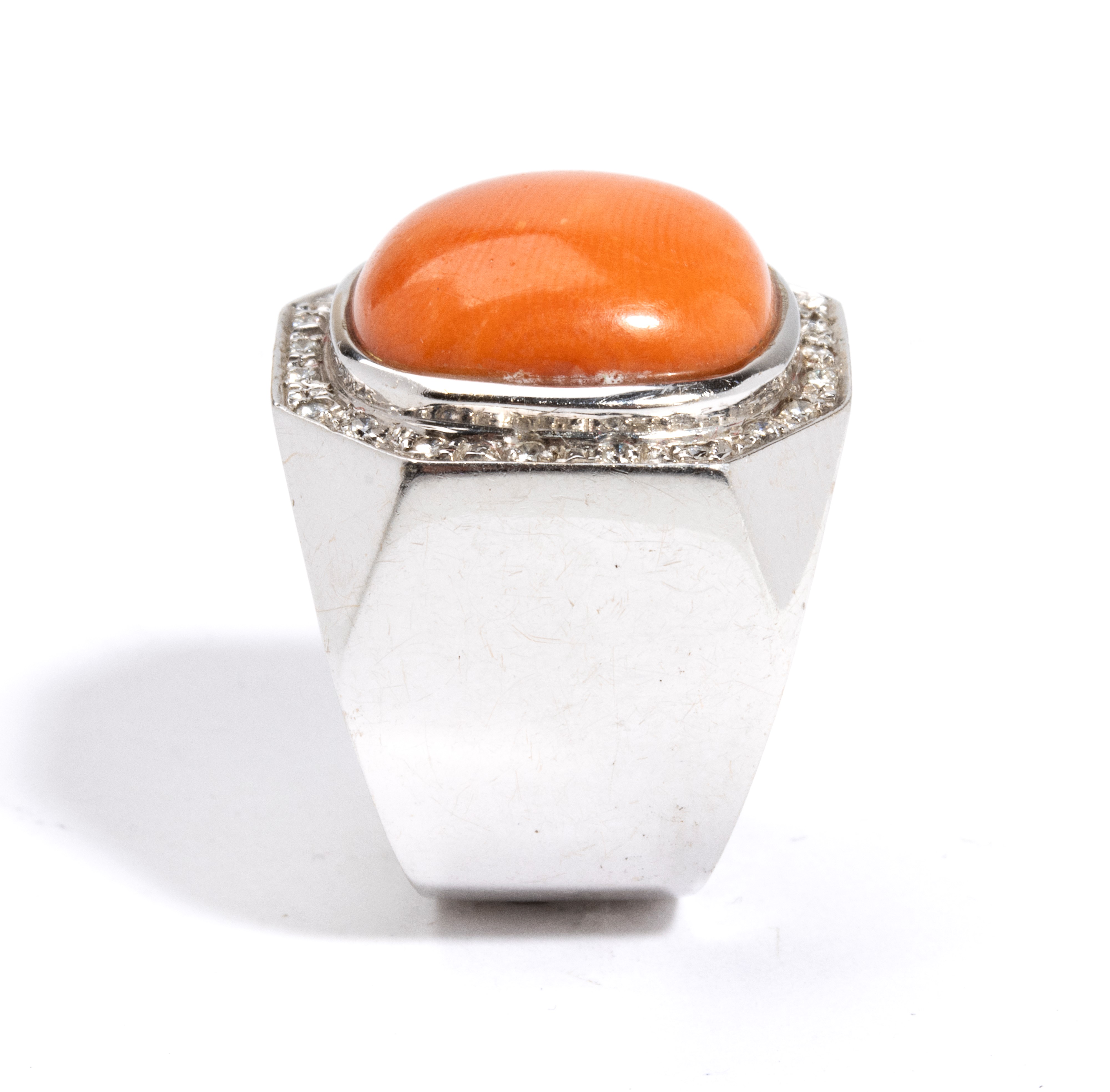 Anello a fascia in oro con diamanti e corallo