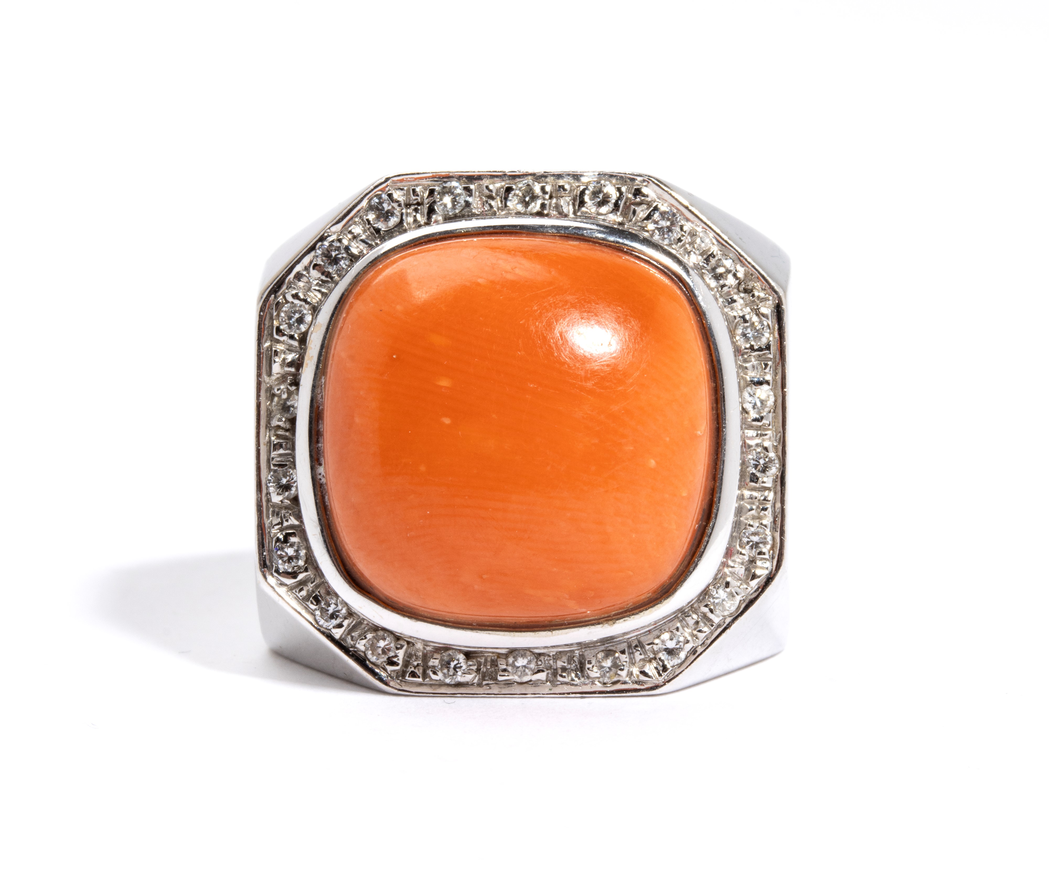 Anello a fascia in oro con diamanti e corallo