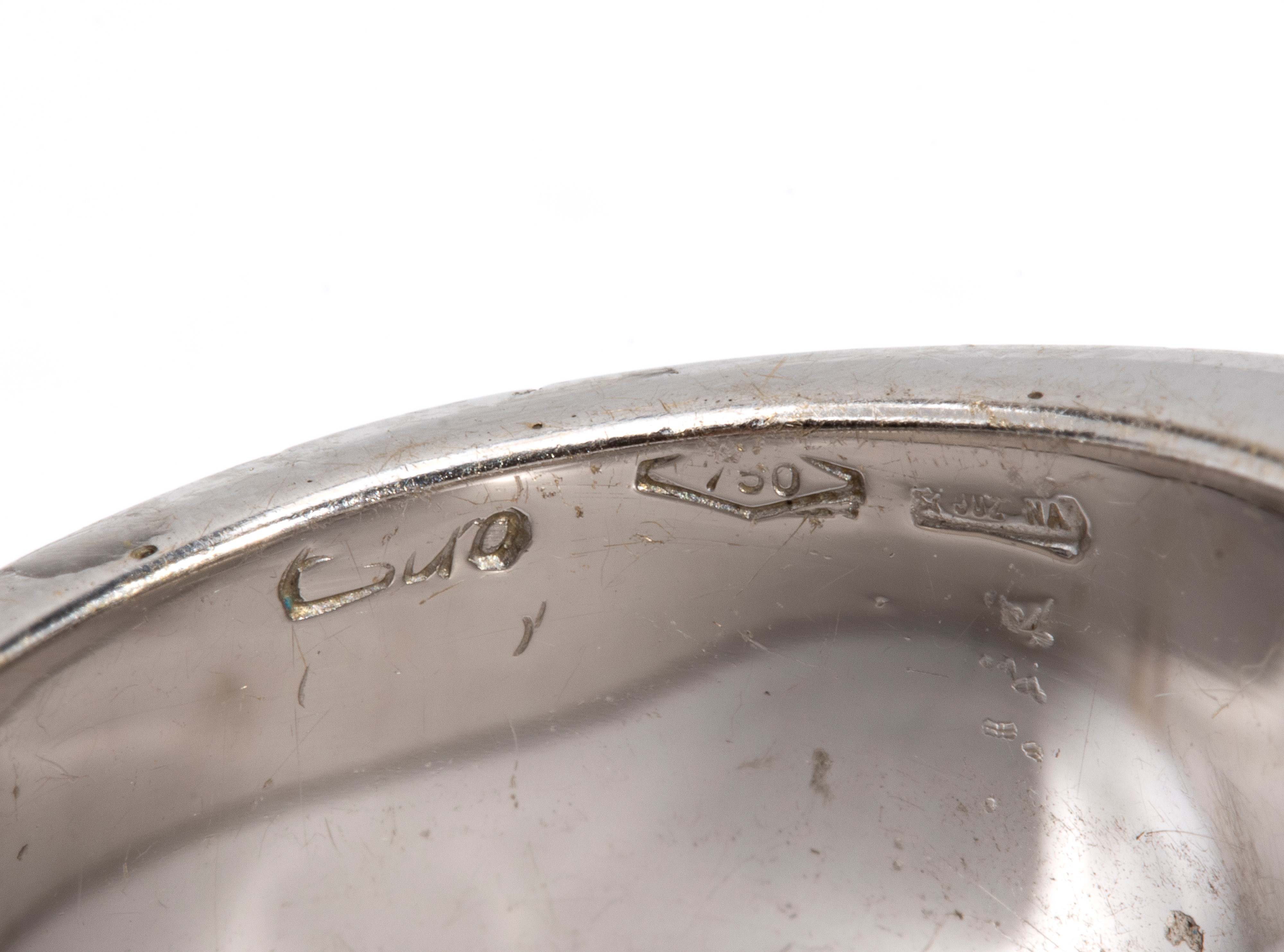 Anello a fascia in oro con diamanti e corallo