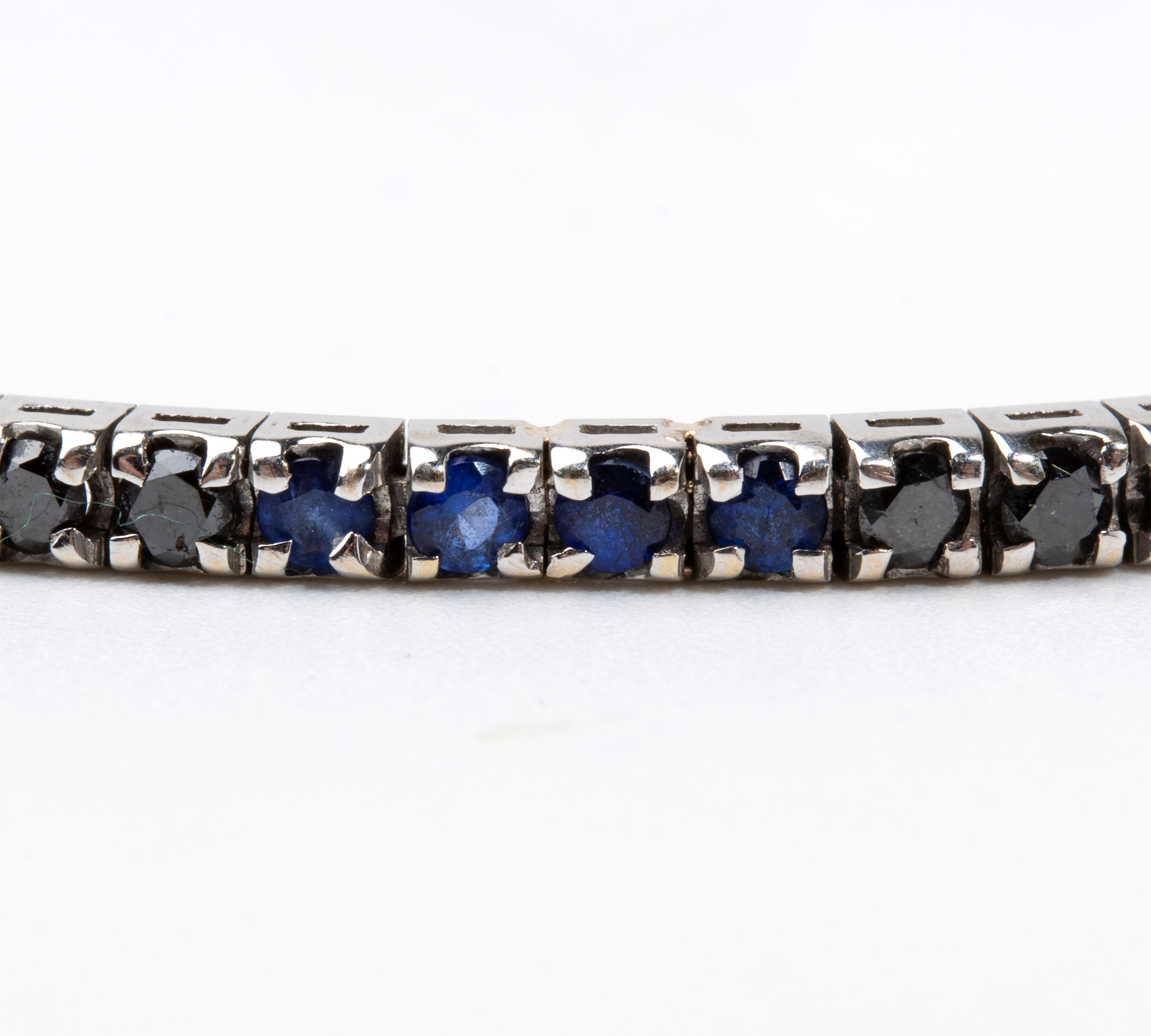 Bracciale tennis in oro con zaffiri