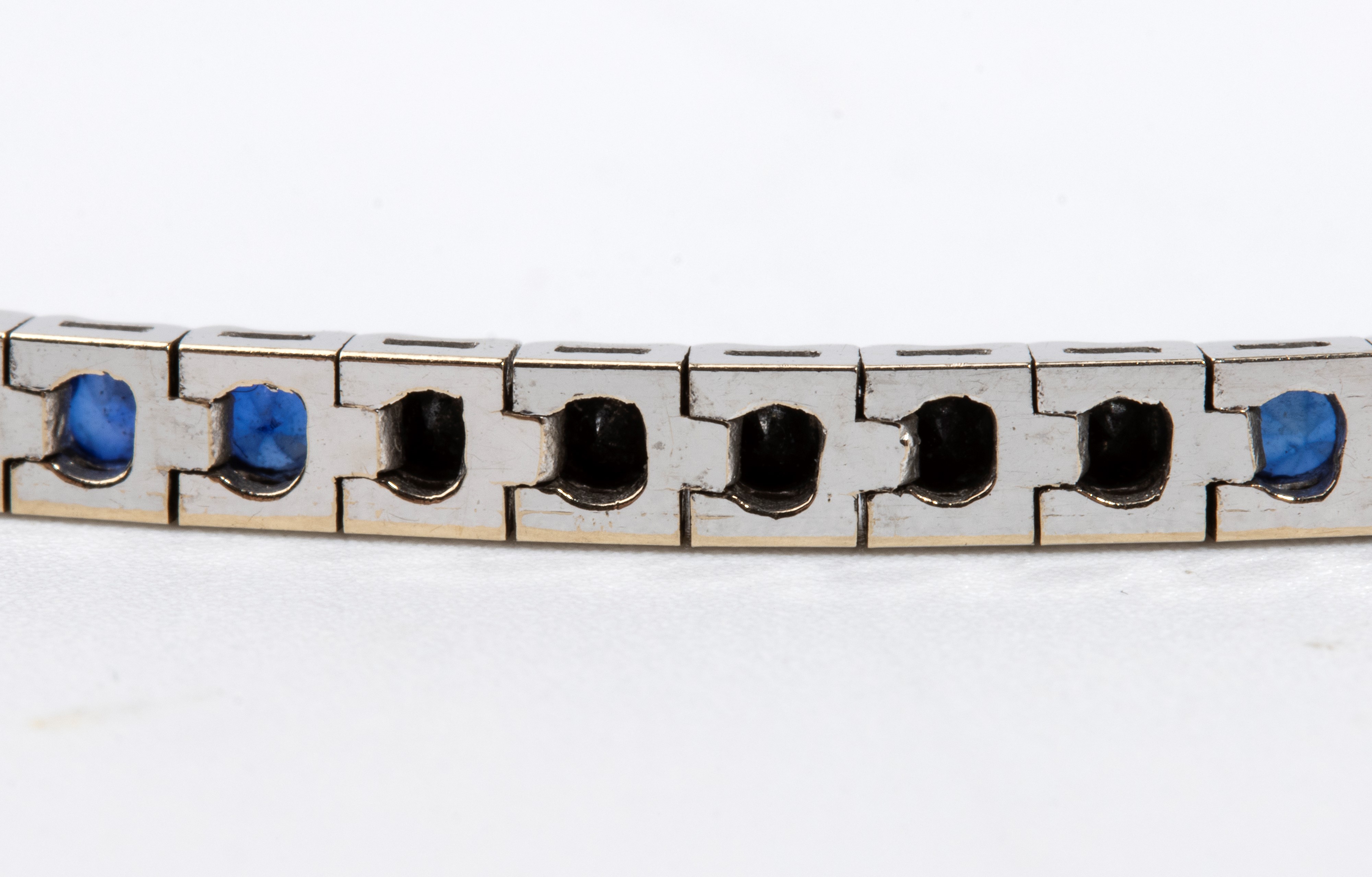 Bracciale tennis in oro con zaffiri