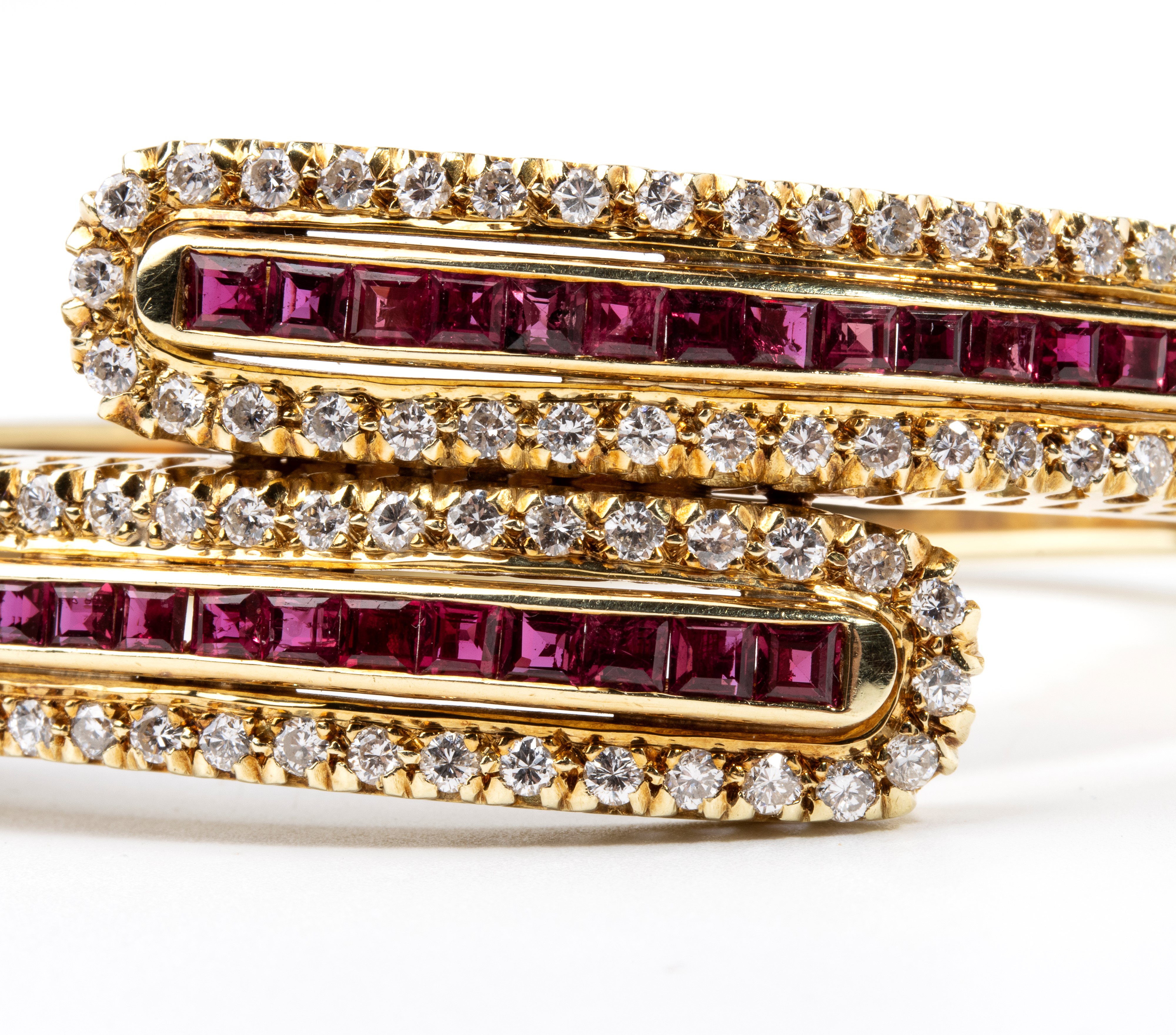 Bracciale rigido in oro 14k con diamanti e rubini, certificato gemmologico IGN 38840