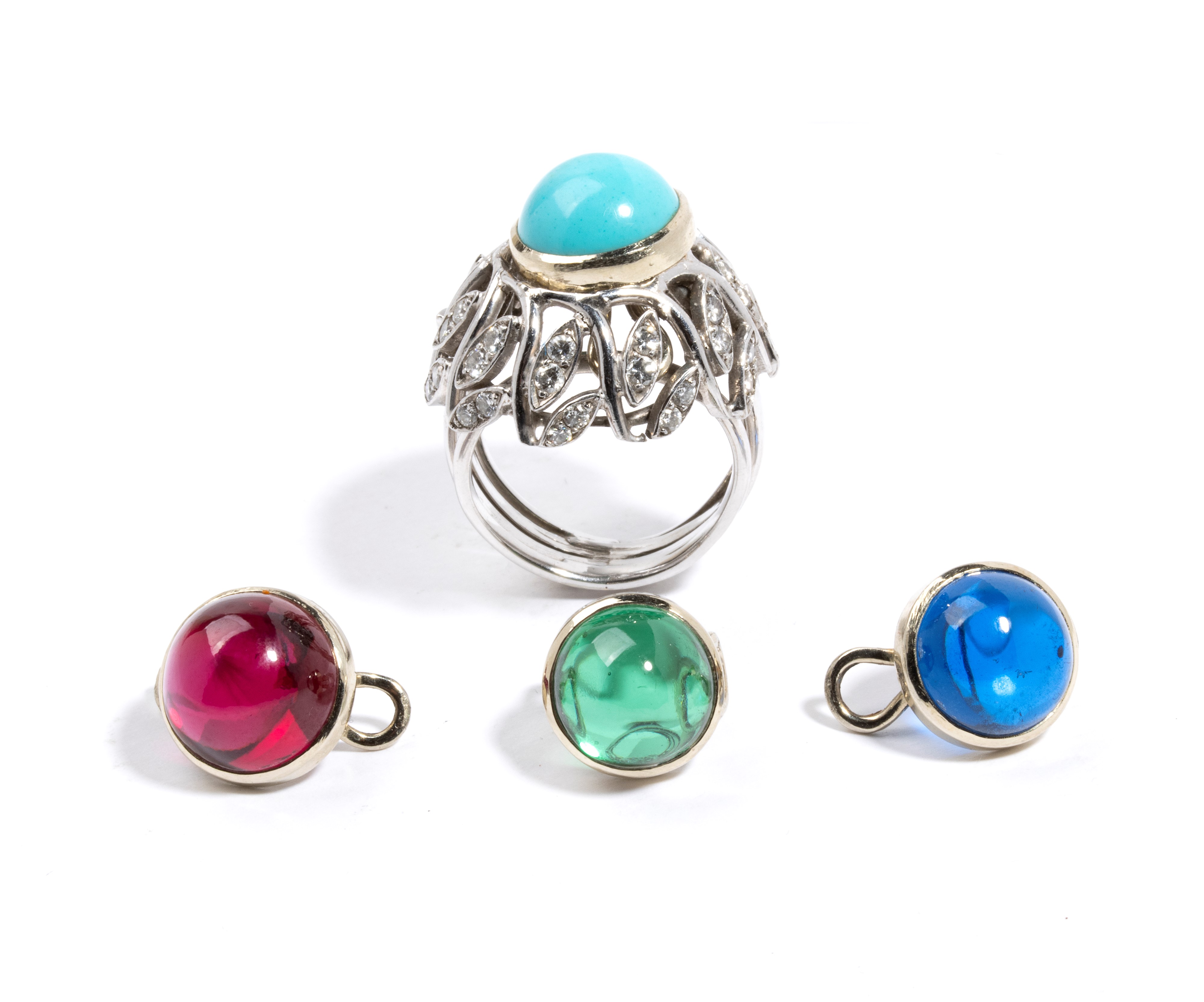 Anello, forma floreale in oro con diamanti, turchese sintetica e paste vitree