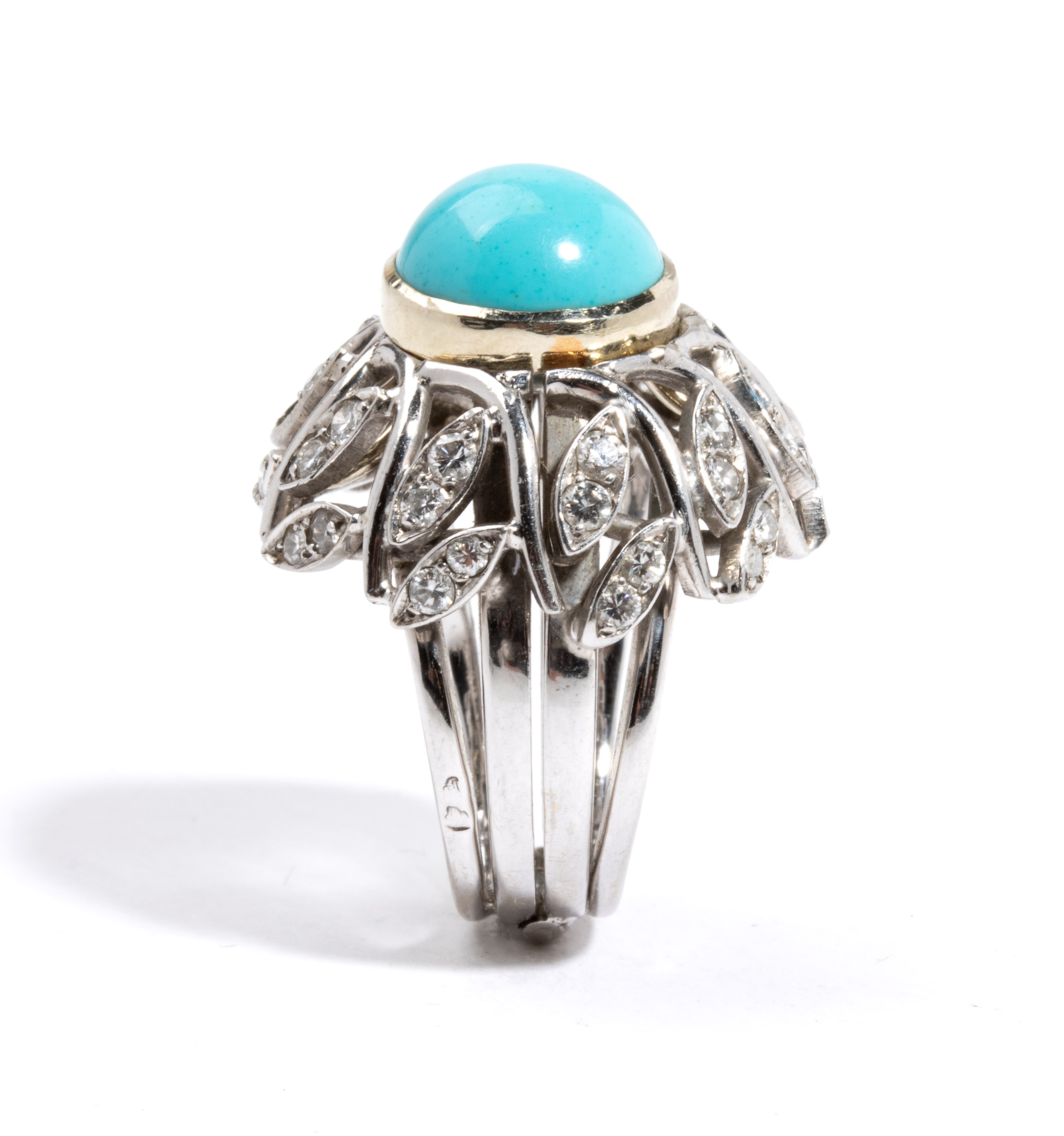 Anello, forma floreale in oro con diamanti, turchese sintetica e paste vitree