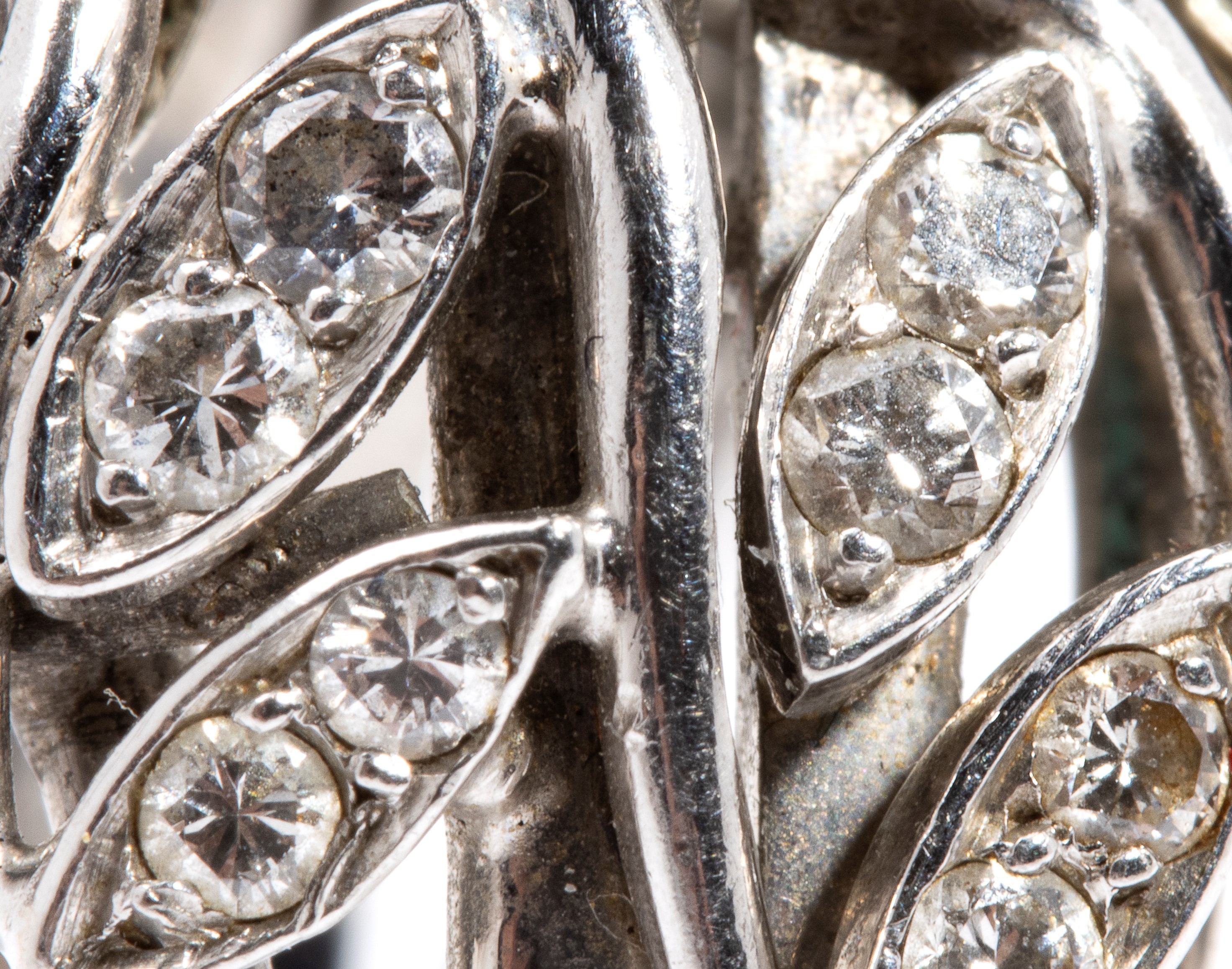 Anello, forma floreale in oro con diamanti, turchese sintetica e paste vitree