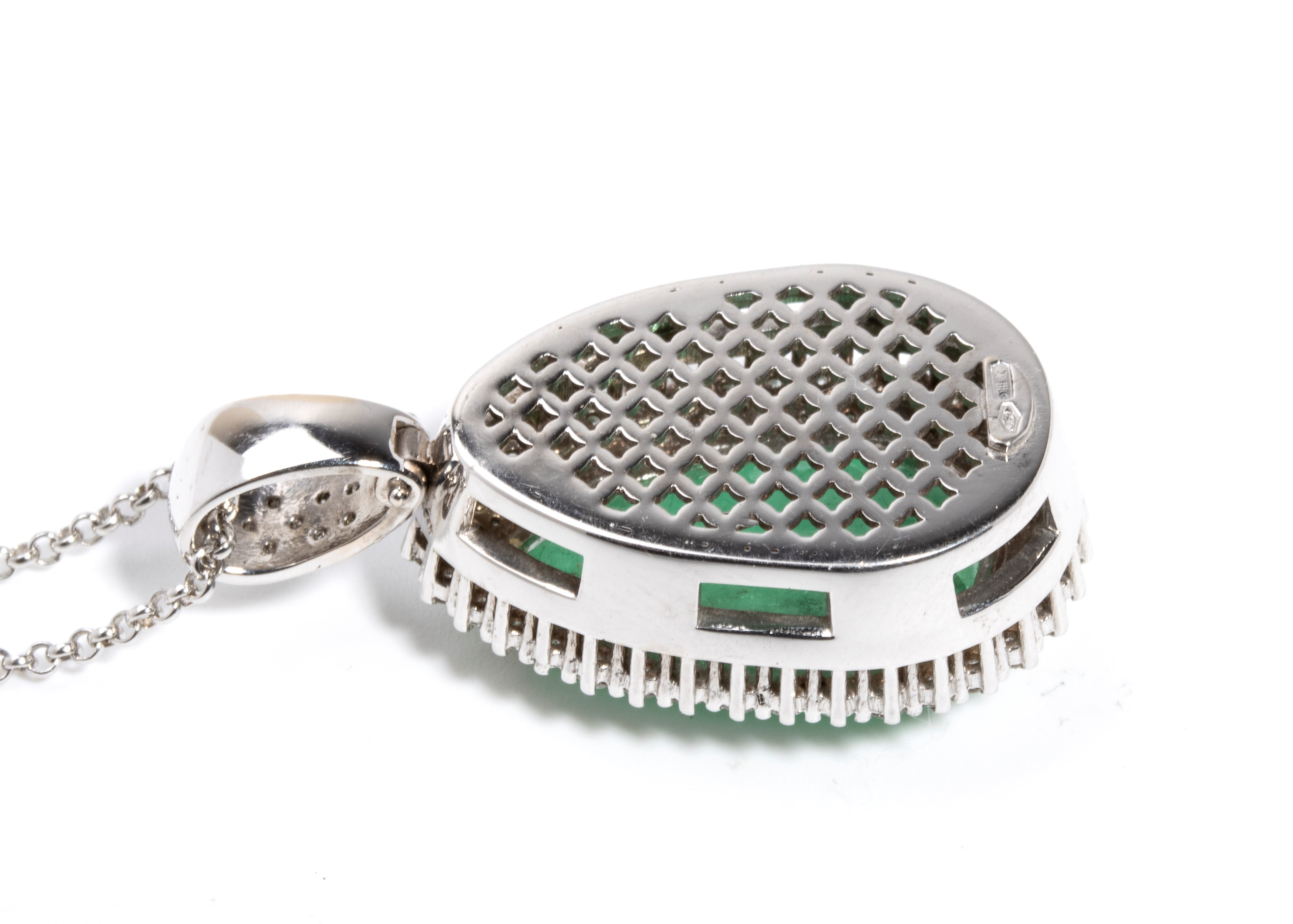 Girocollo in oro bianco con diamanti e smeraldo