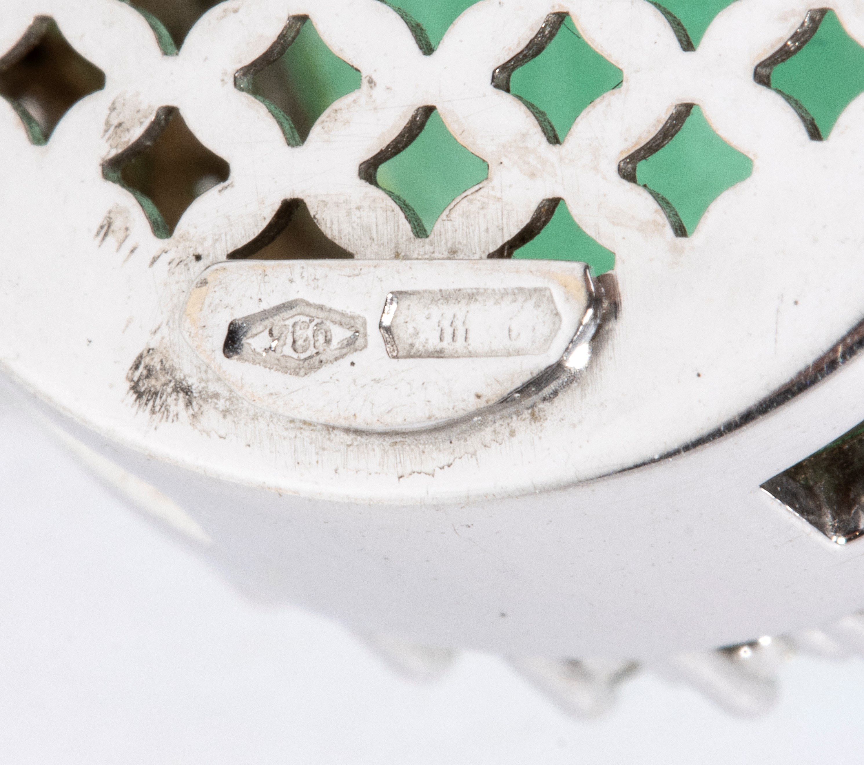 Girocollo in oro bianco con diamanti e smeraldo