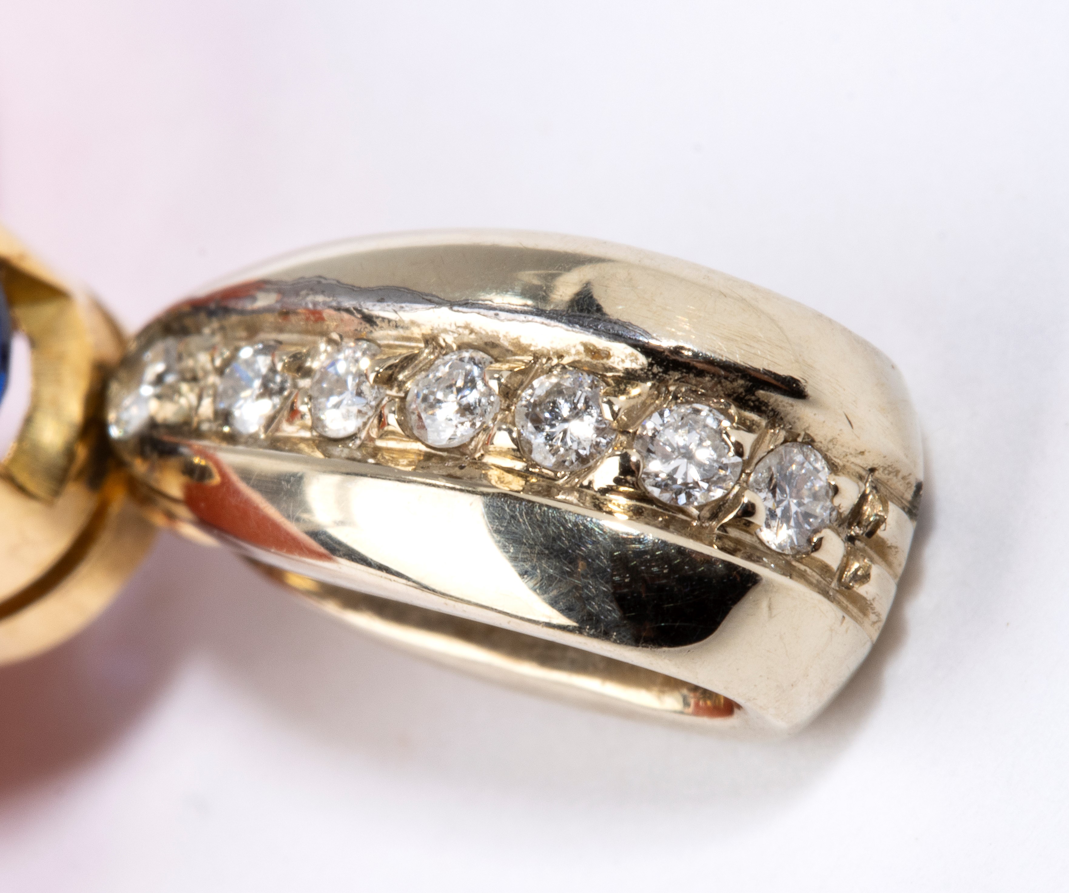 Pendente in corallo Cerasuolo, zaffiro e diamanti, in oro giallo e oro bianco