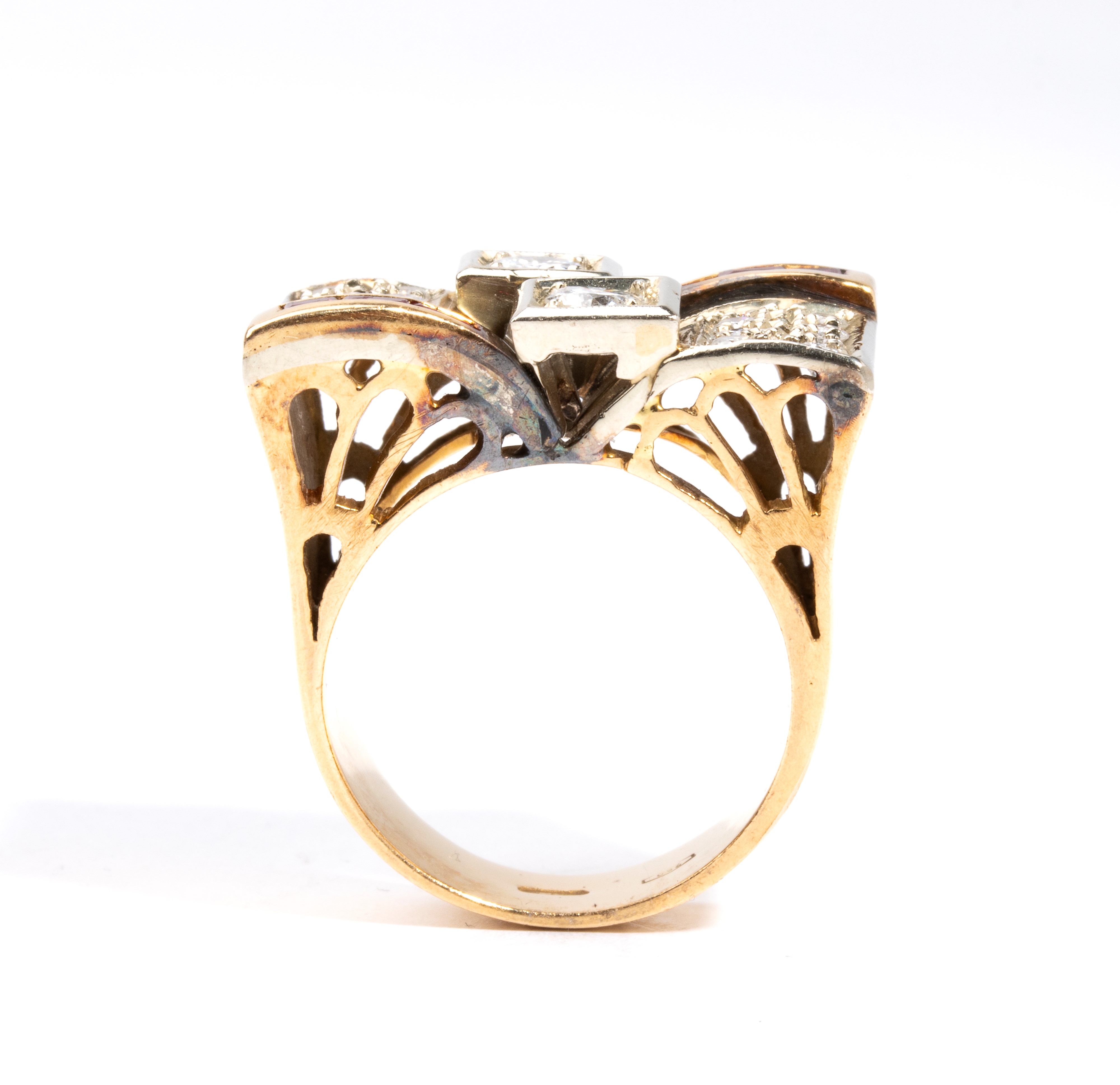 Anello in oro con diamanti e rubini