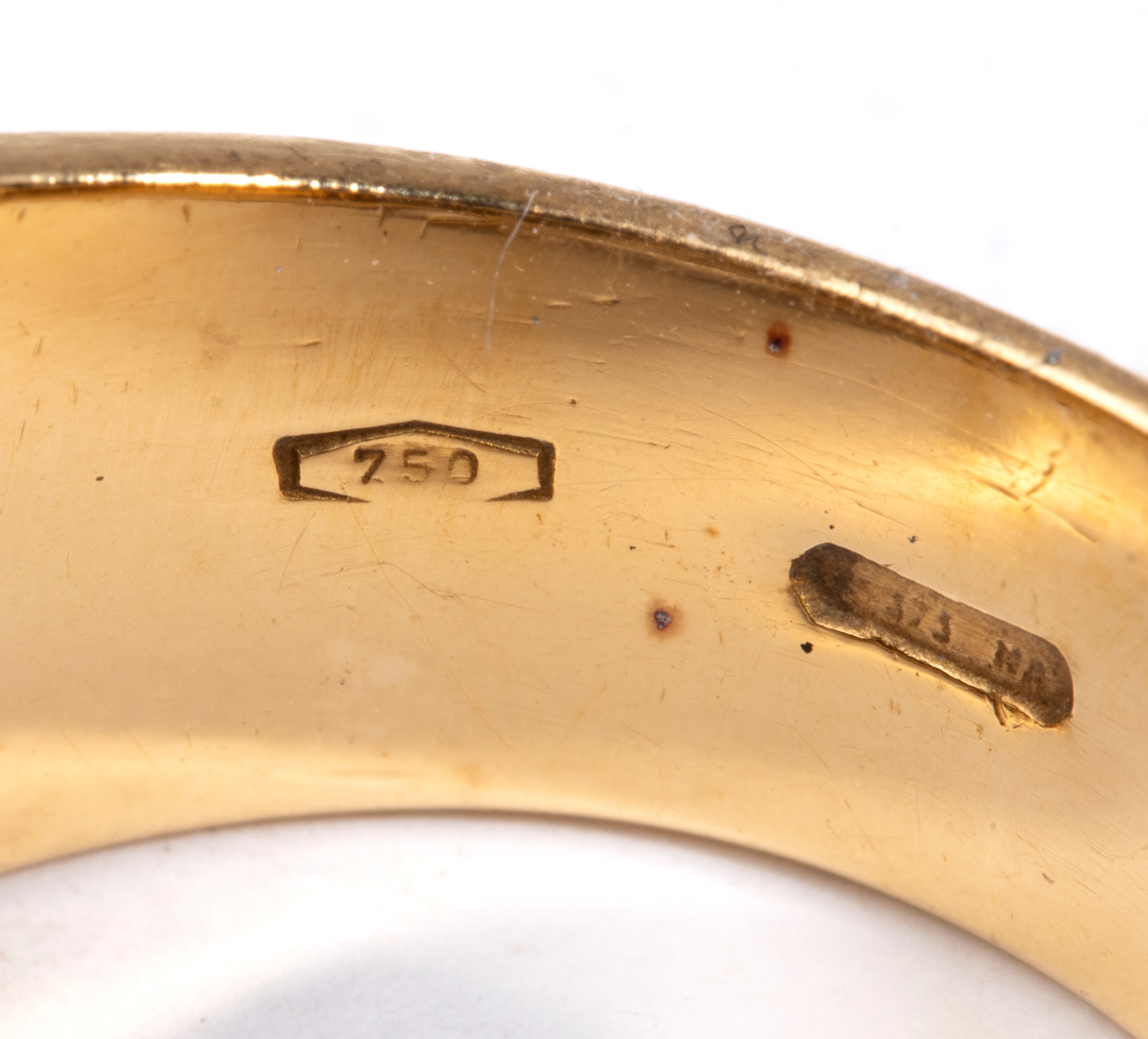 Anello in oro con diamanti e rubini