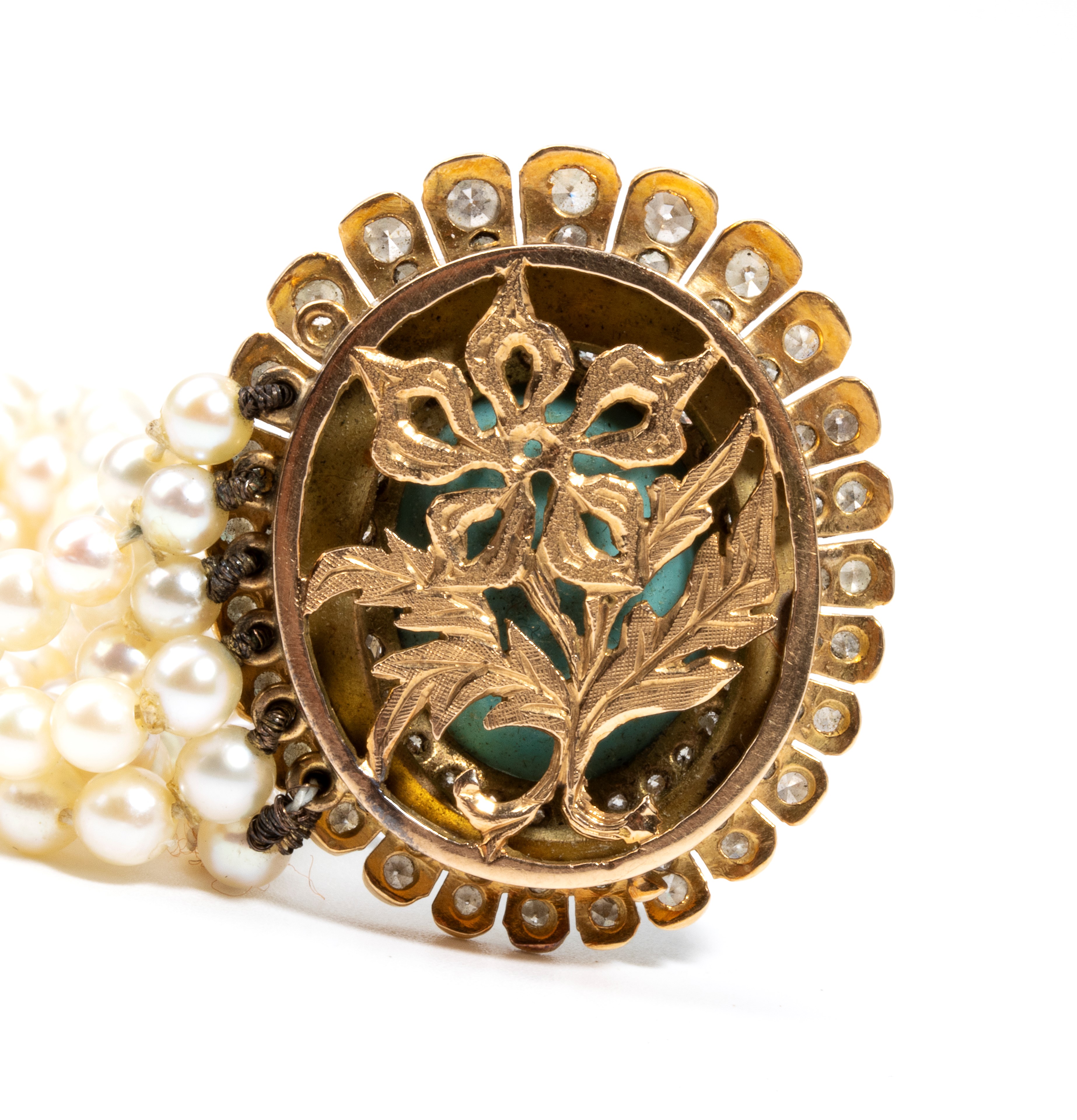 Bracciale, 6 fili di perle coltivate d’acqua salata con centrale in oro giallo e cabochon di turc...