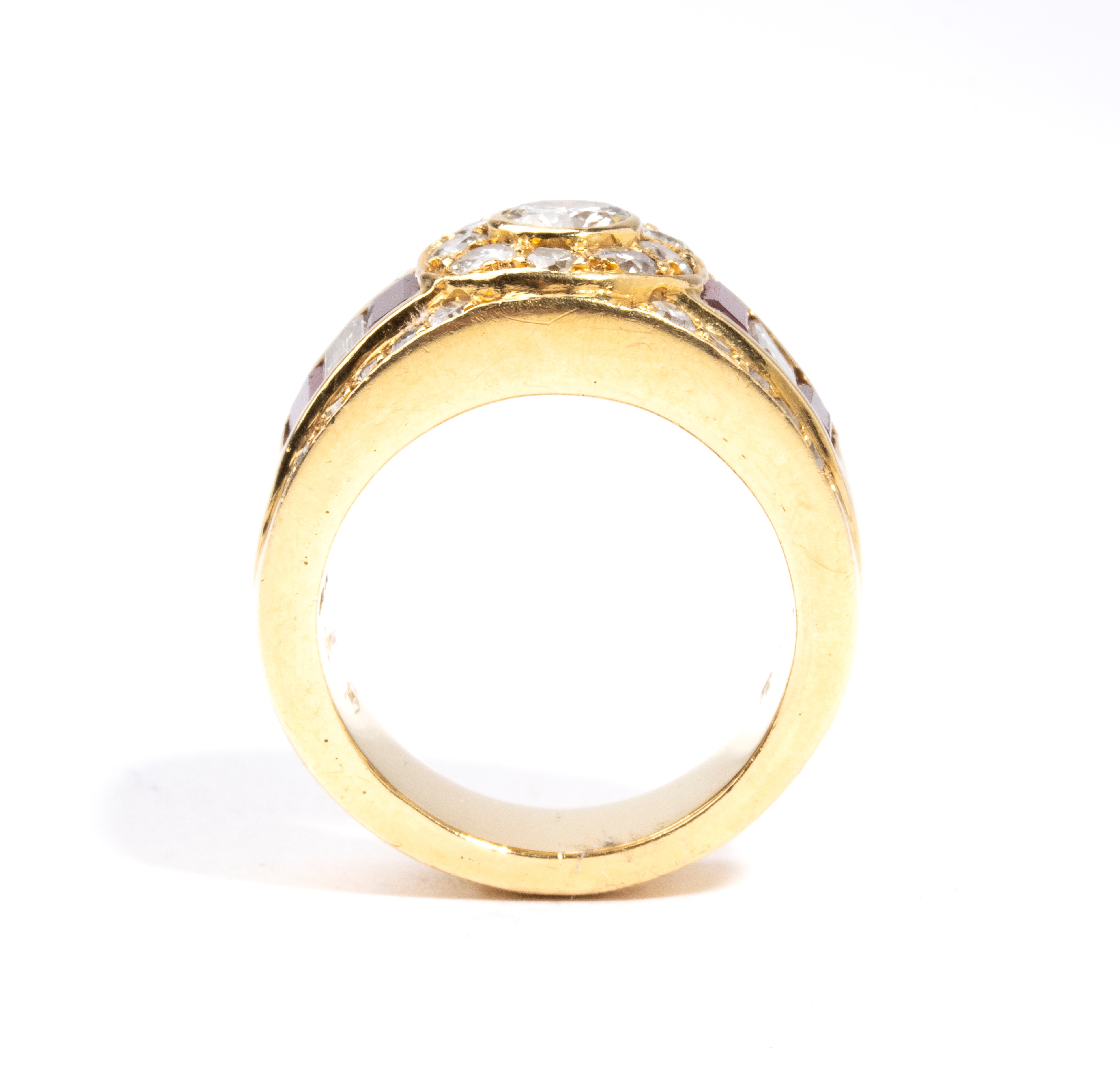 Anello in oro con diamanti e rubini