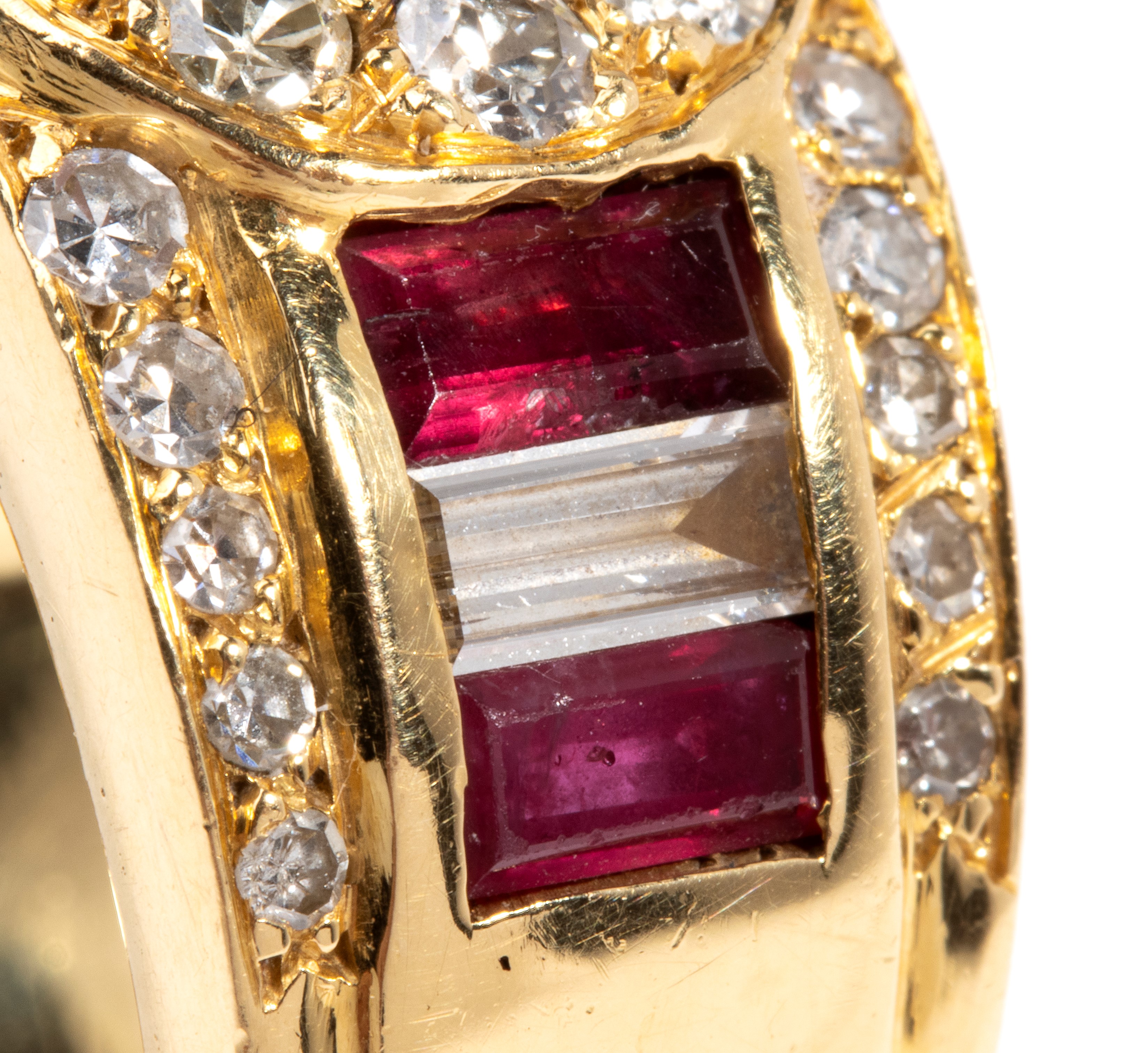 Anello in oro con diamanti e rubini