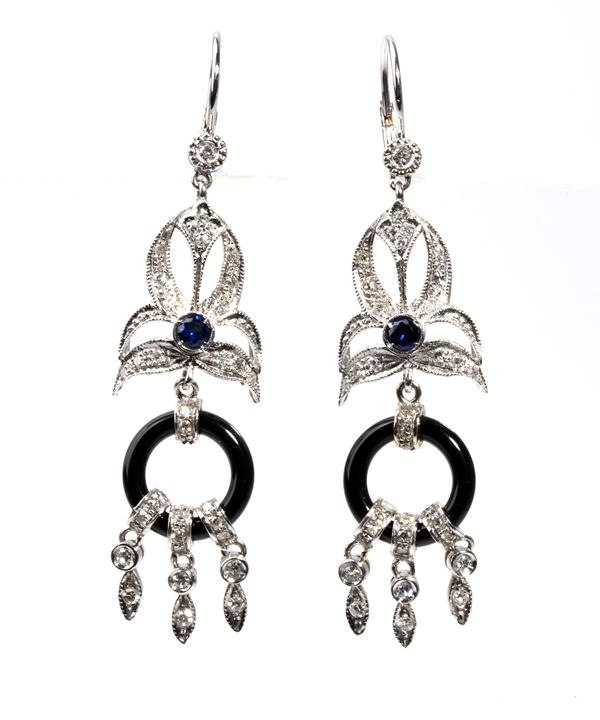 Orecchini pendenti in onice, zaffiro e diamanti