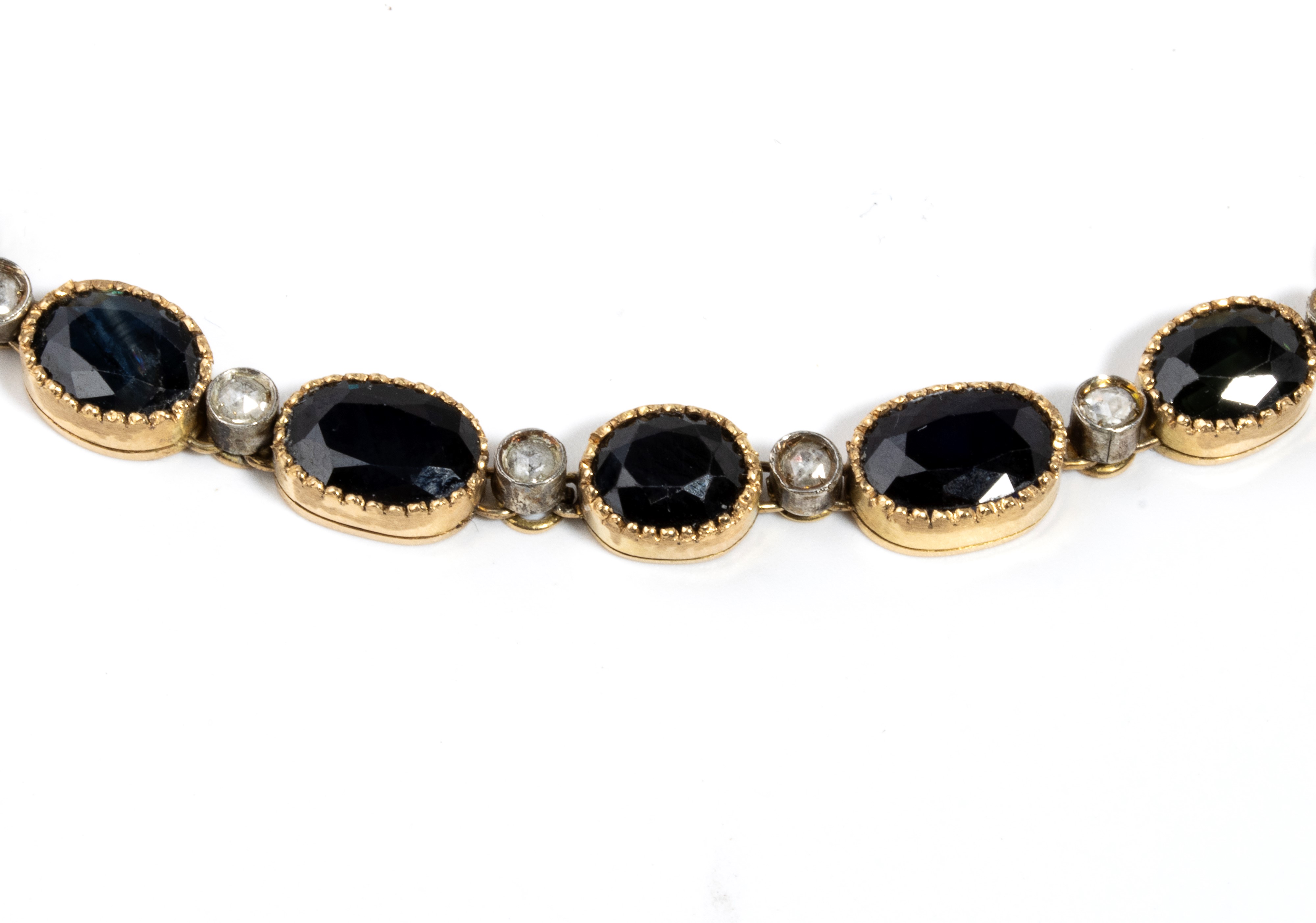 Gioielleria, Collana e spilla con zaffiri e diamanti, in oro giallo e argento