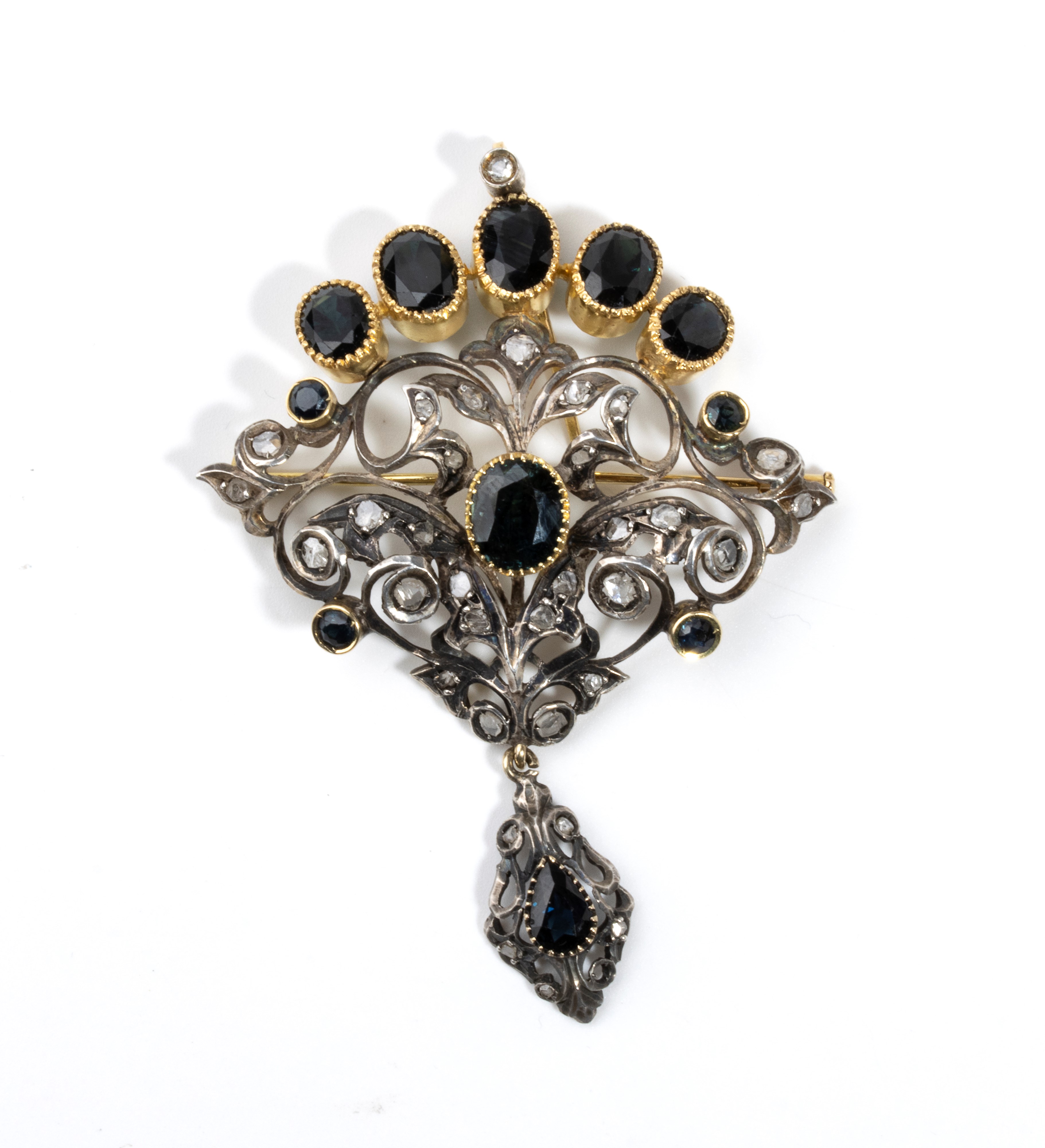 Gioielleria, Collana e spilla con zaffiri e diamanti, in oro giallo e argento
