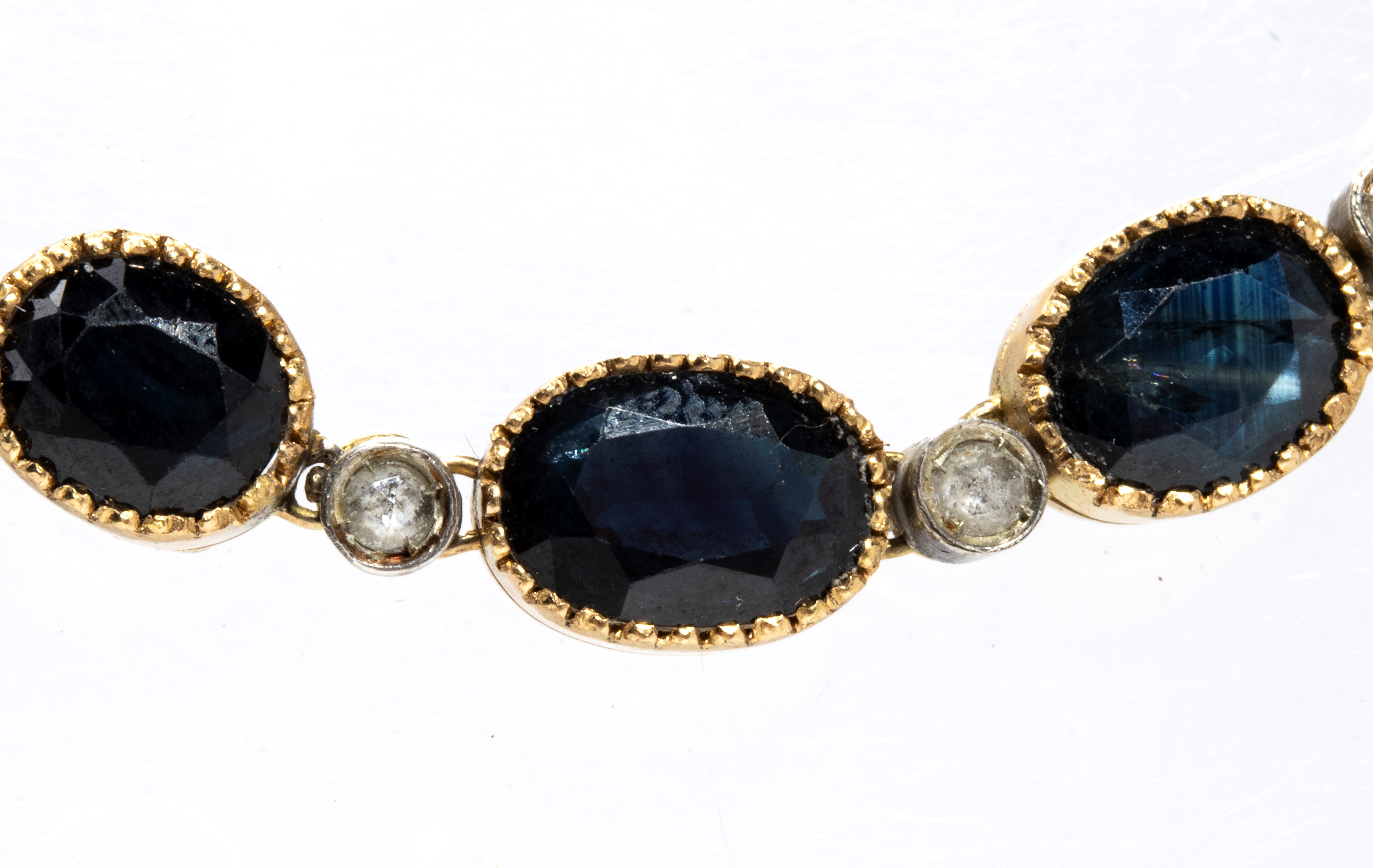 Gioielleria, Collana e spilla con zaffiri e diamanti, in oro giallo e argento
