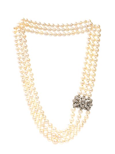 Collana a tre fili di perle coltivate d’acqua salata in oro bianco 18k con diamanti