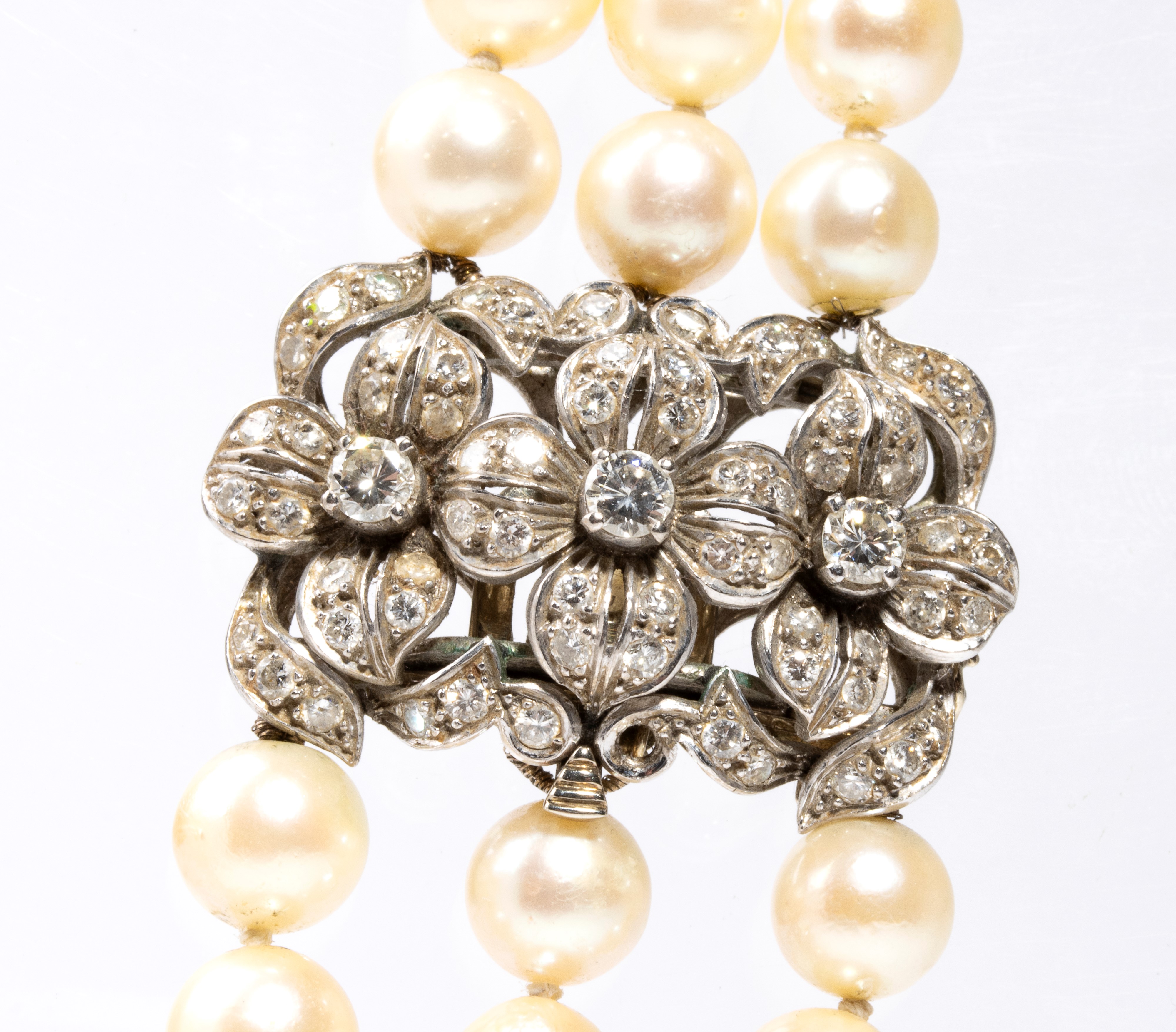 Collana a tre fili di perle coltivate d’acqua salata in oro bianco 18k con diamanti