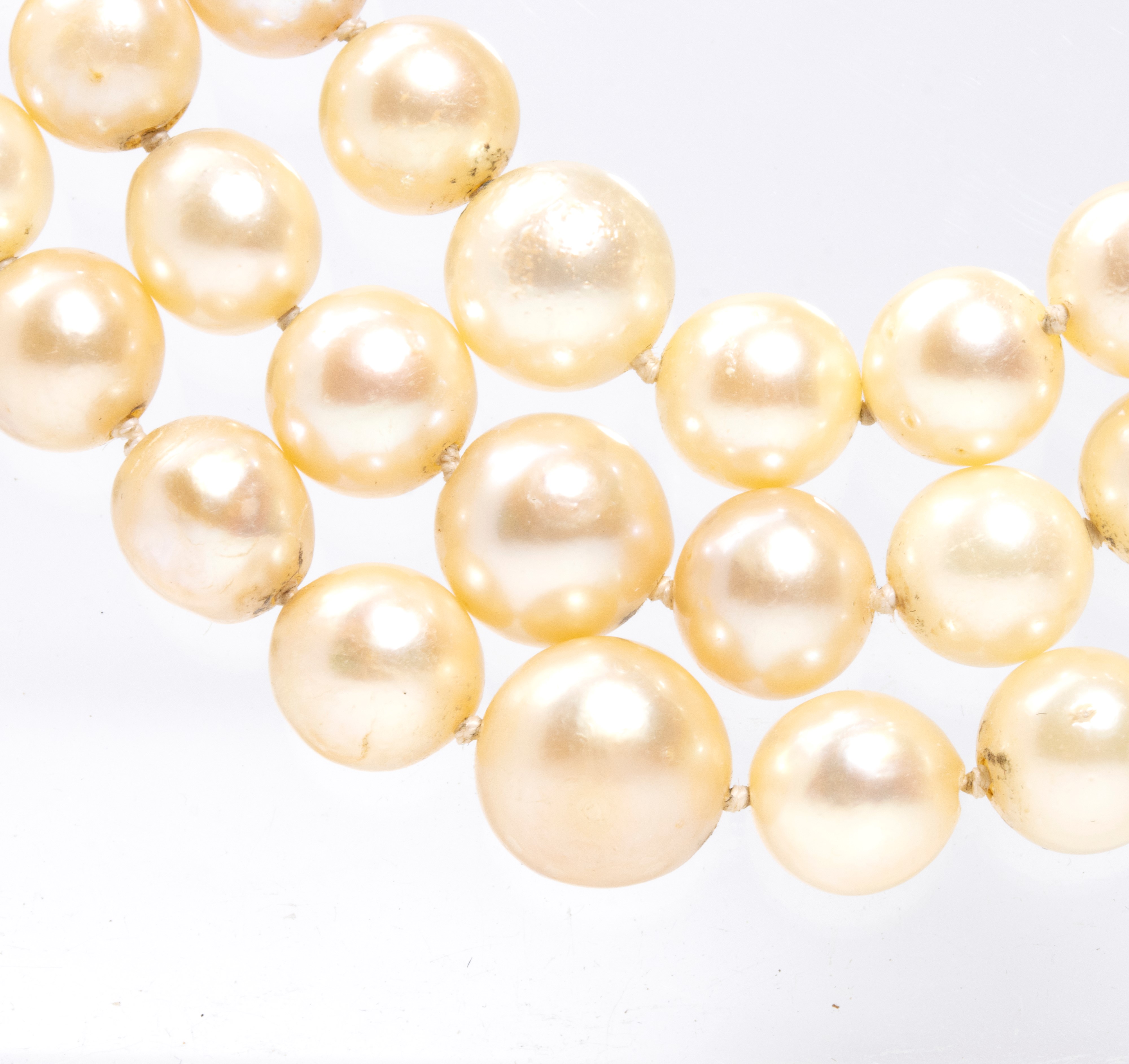 Collana a tre fili di perle coltivate d’acqua salata in oro bianco 18k con diamanti